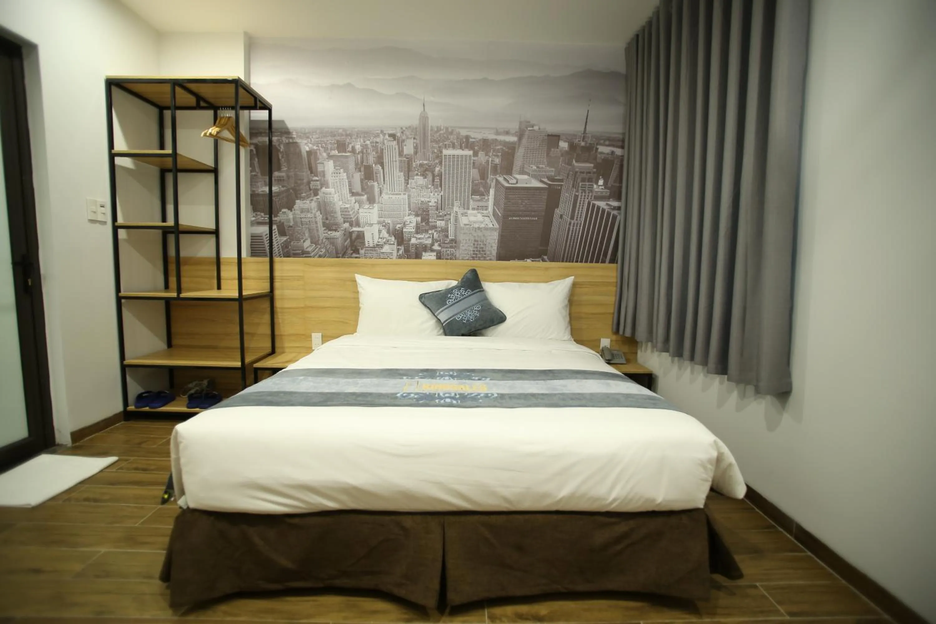 Bed in KingSales Hotel