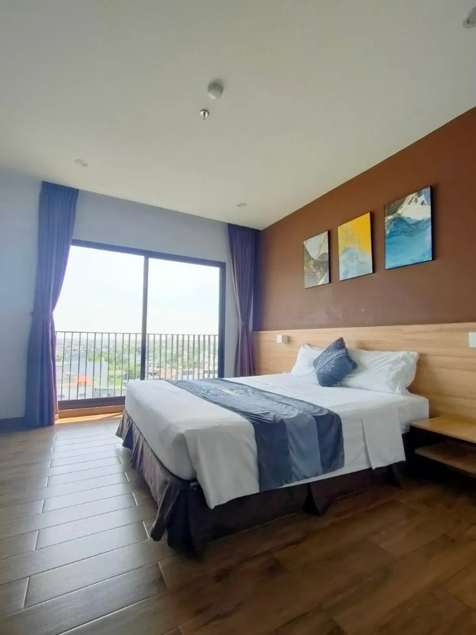 Bed in KingSales Hotel