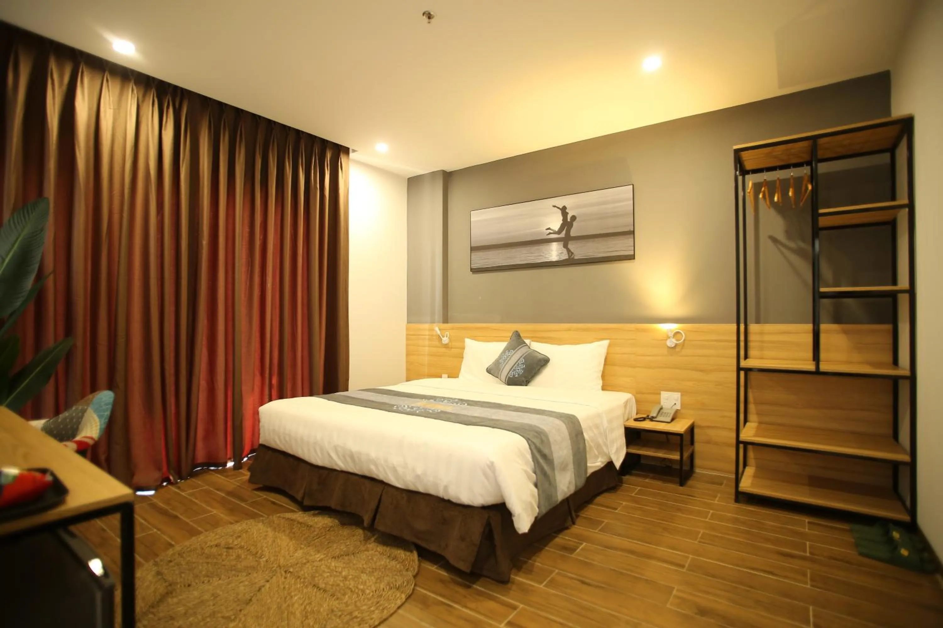 Bed in KingSales Hotel