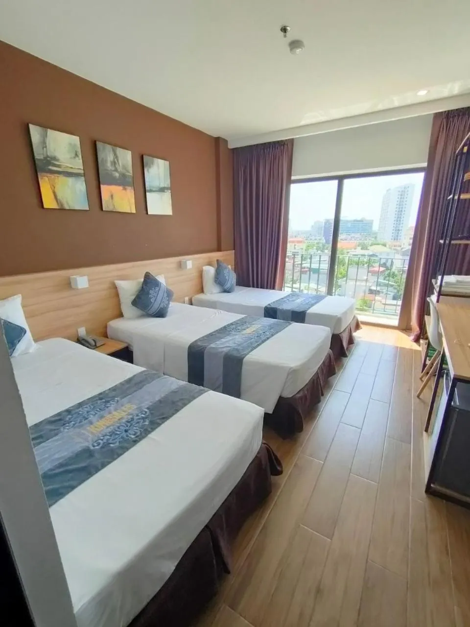 Bed in KingSales Hotel