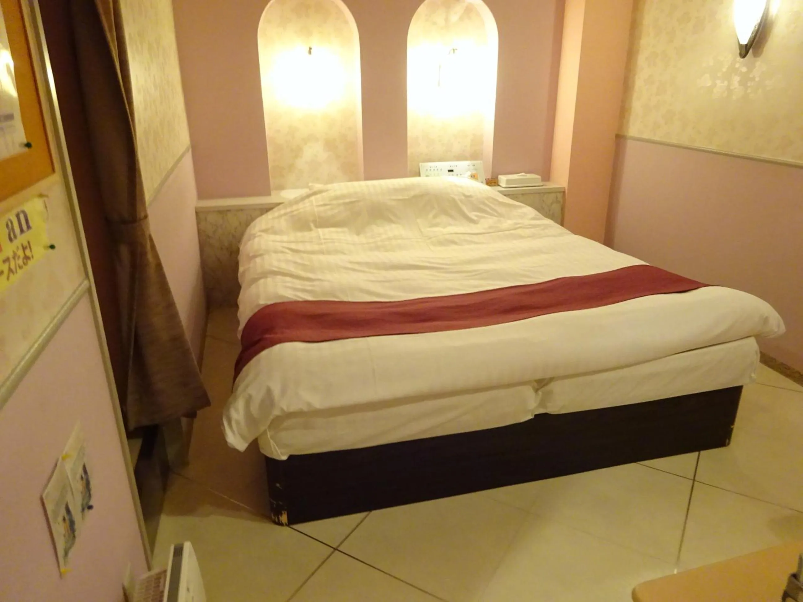 Bed in HOTEL Rplus Higashimatsuyama