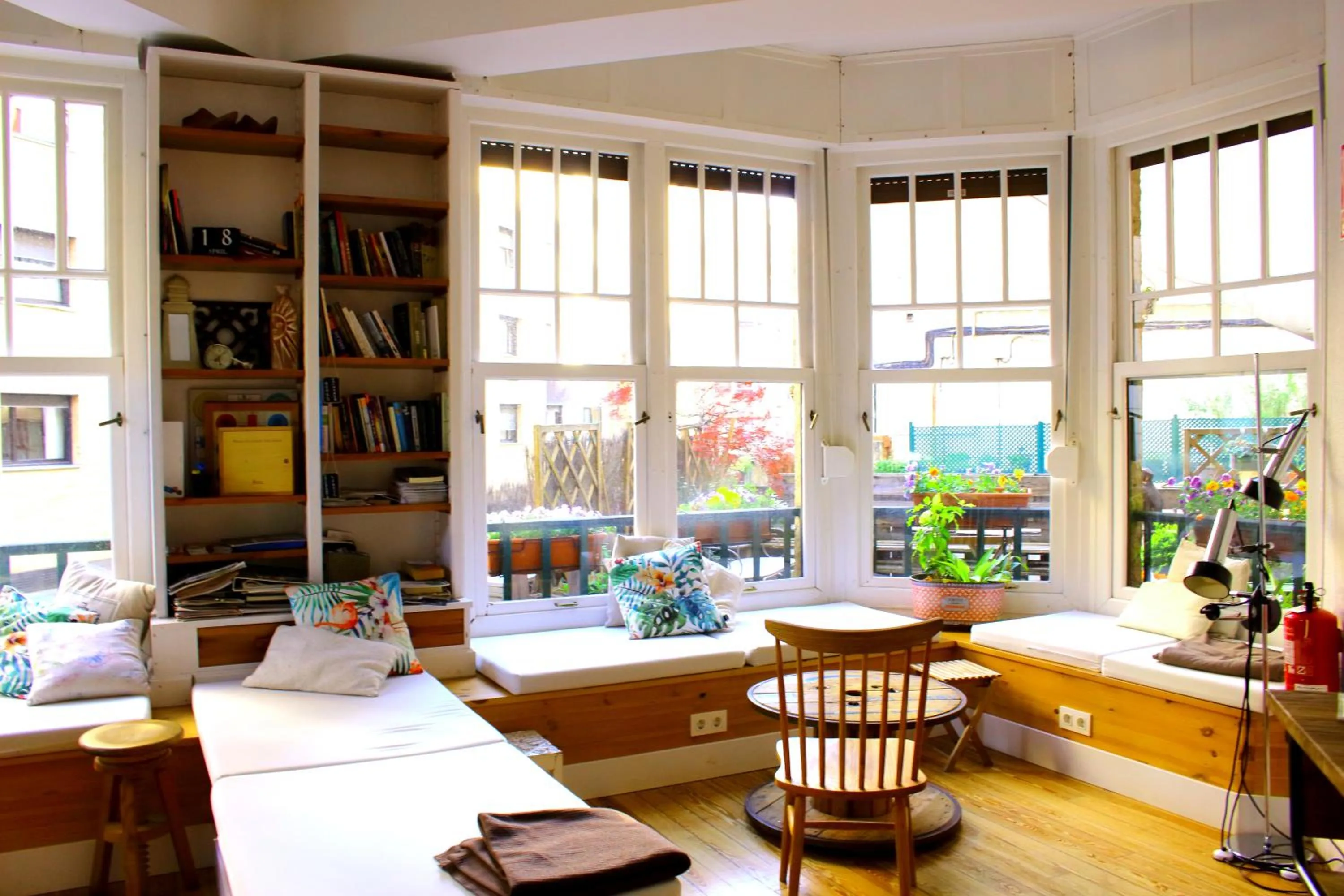 Communal lounge/ TV room in Aloha Hostel