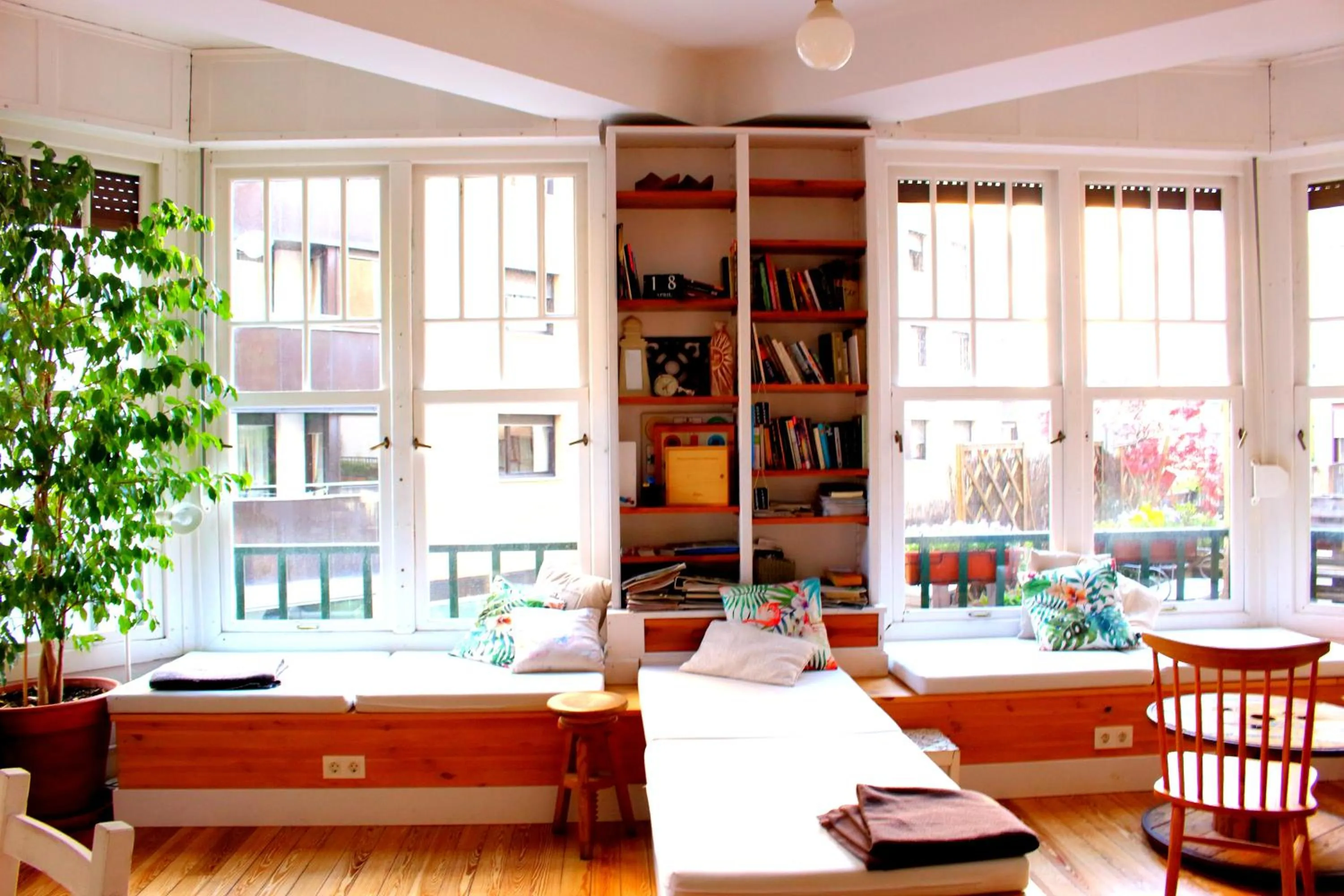 Communal lounge/ TV room in Aloha Hostel