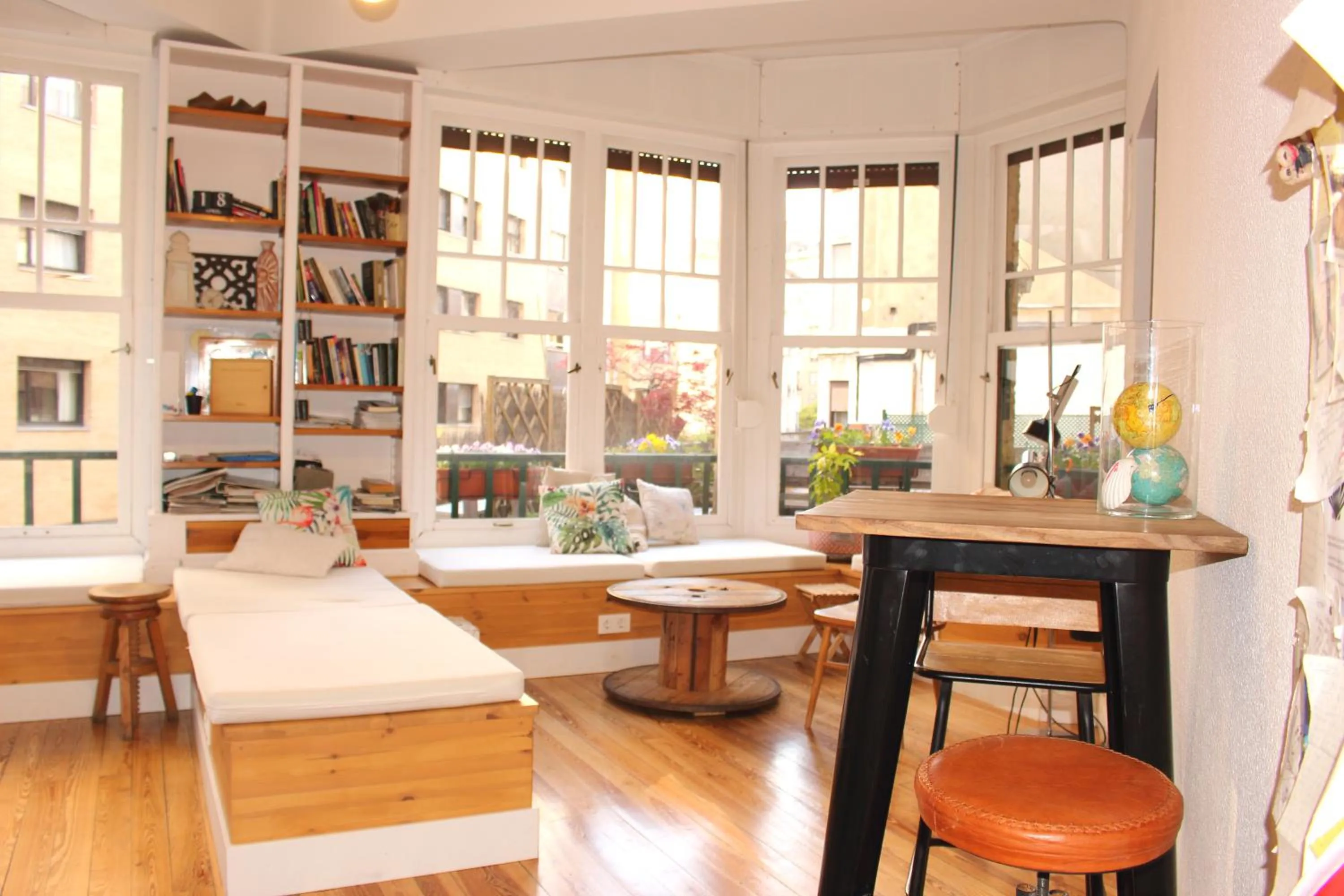 Communal lounge/ TV room in Aloha Hostel