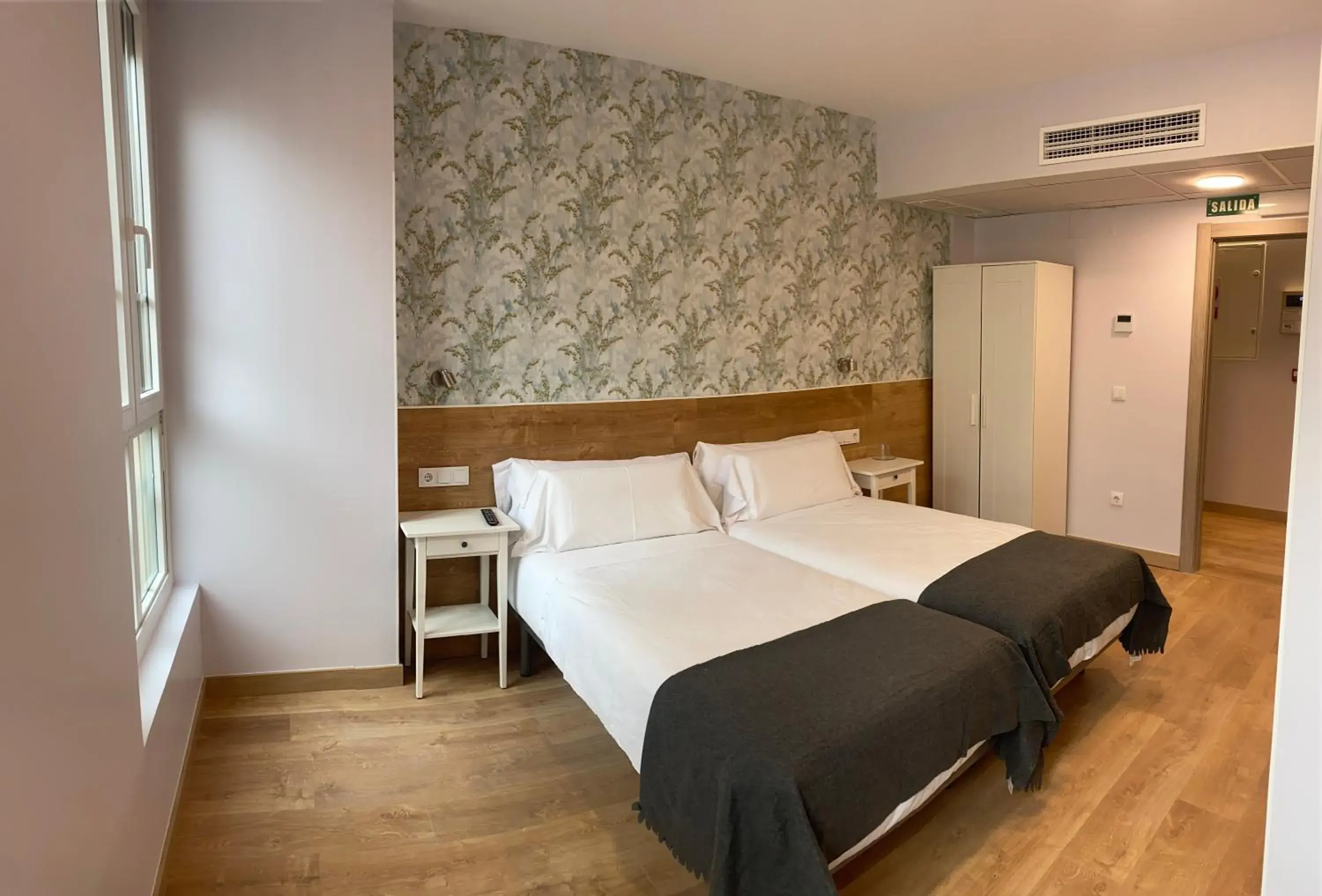 Twin Room with Private Bathroom - single occupancy in Aloha Hostel Twin Room with Private Bathroom - single occupancy in Aloha Hostel