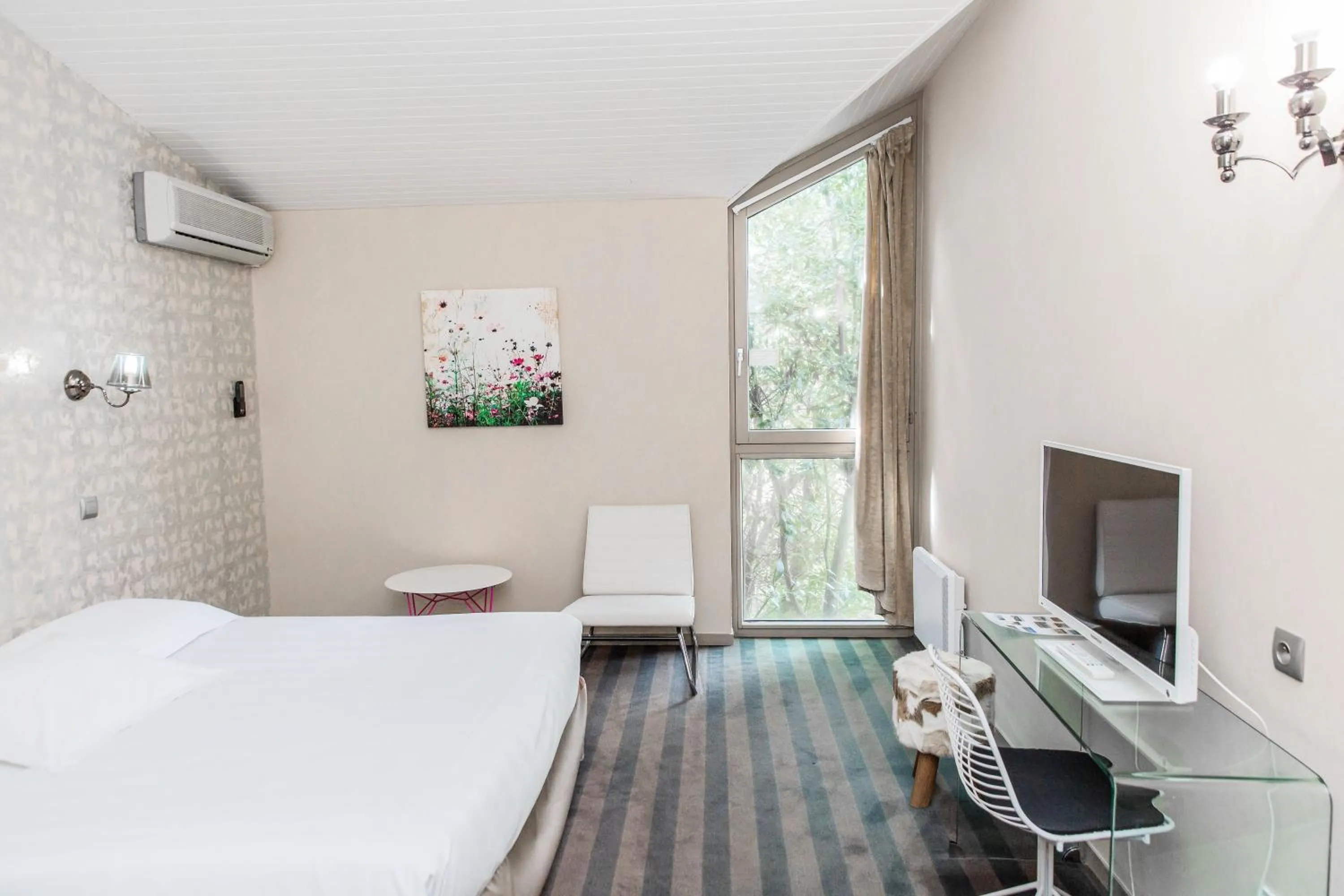 Bed in Hôtel Restaurant du Château de la Tour