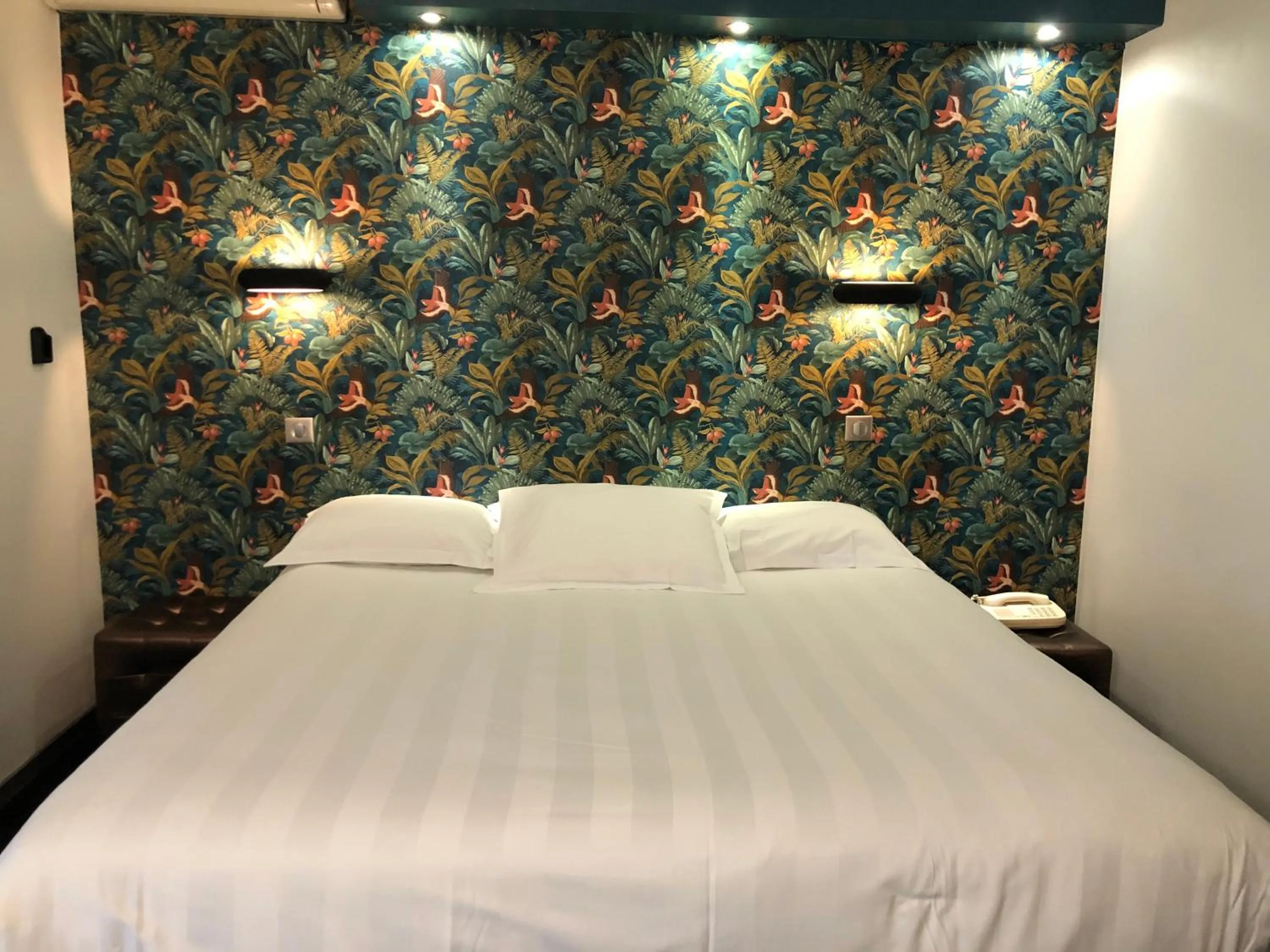 Bed in Hôtel Restaurant du Château de la Tour