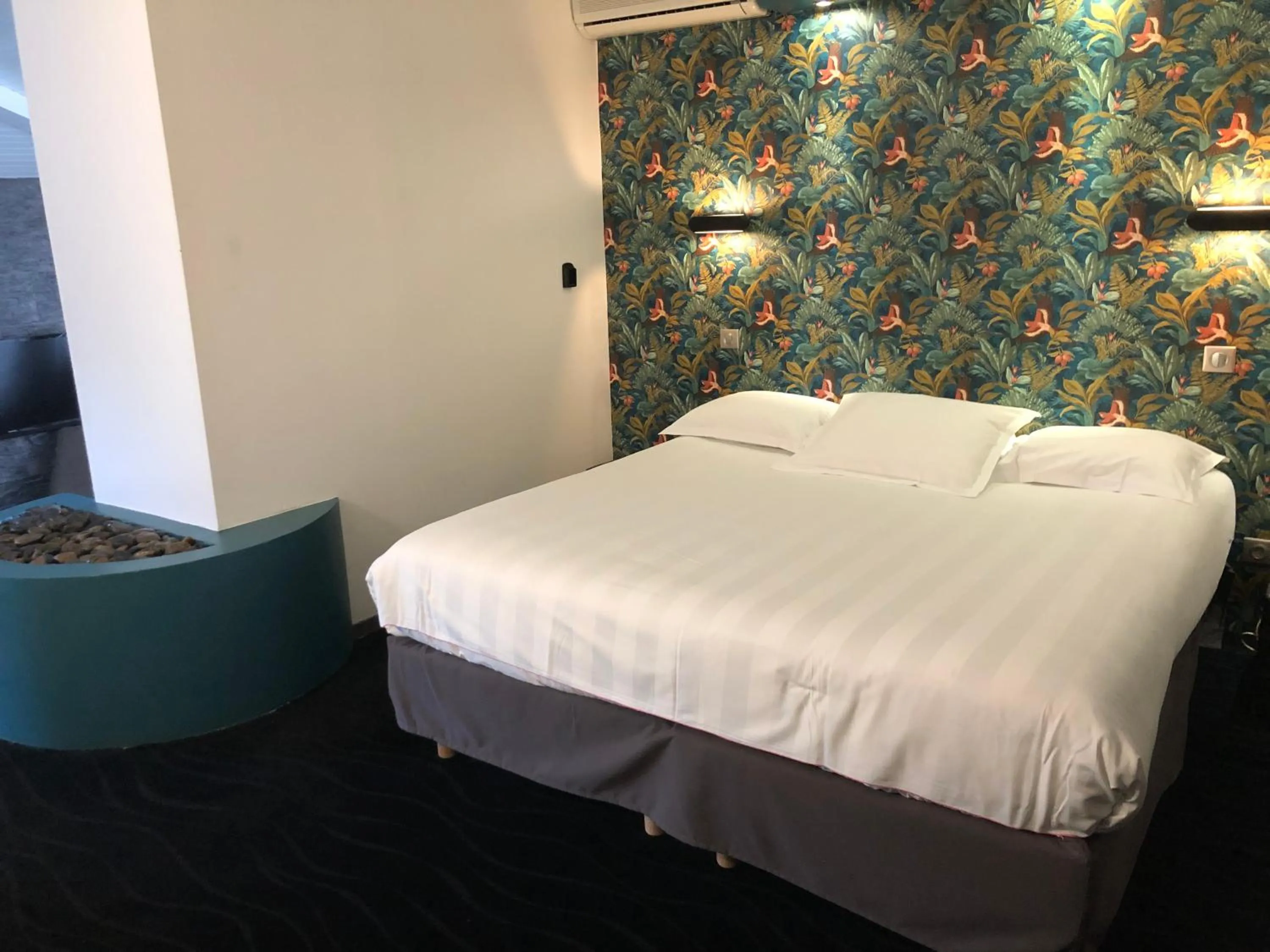 Bed in Hôtel Restaurant du Château de la Tour