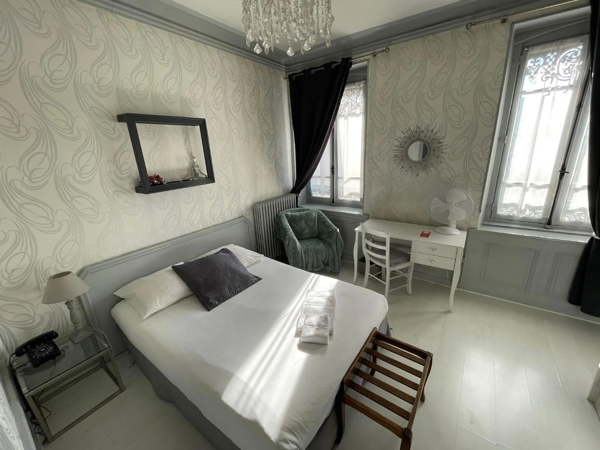Photo of the whole room, Bed in Authentic by Balladins, Hôtel Le Carré d'Aix