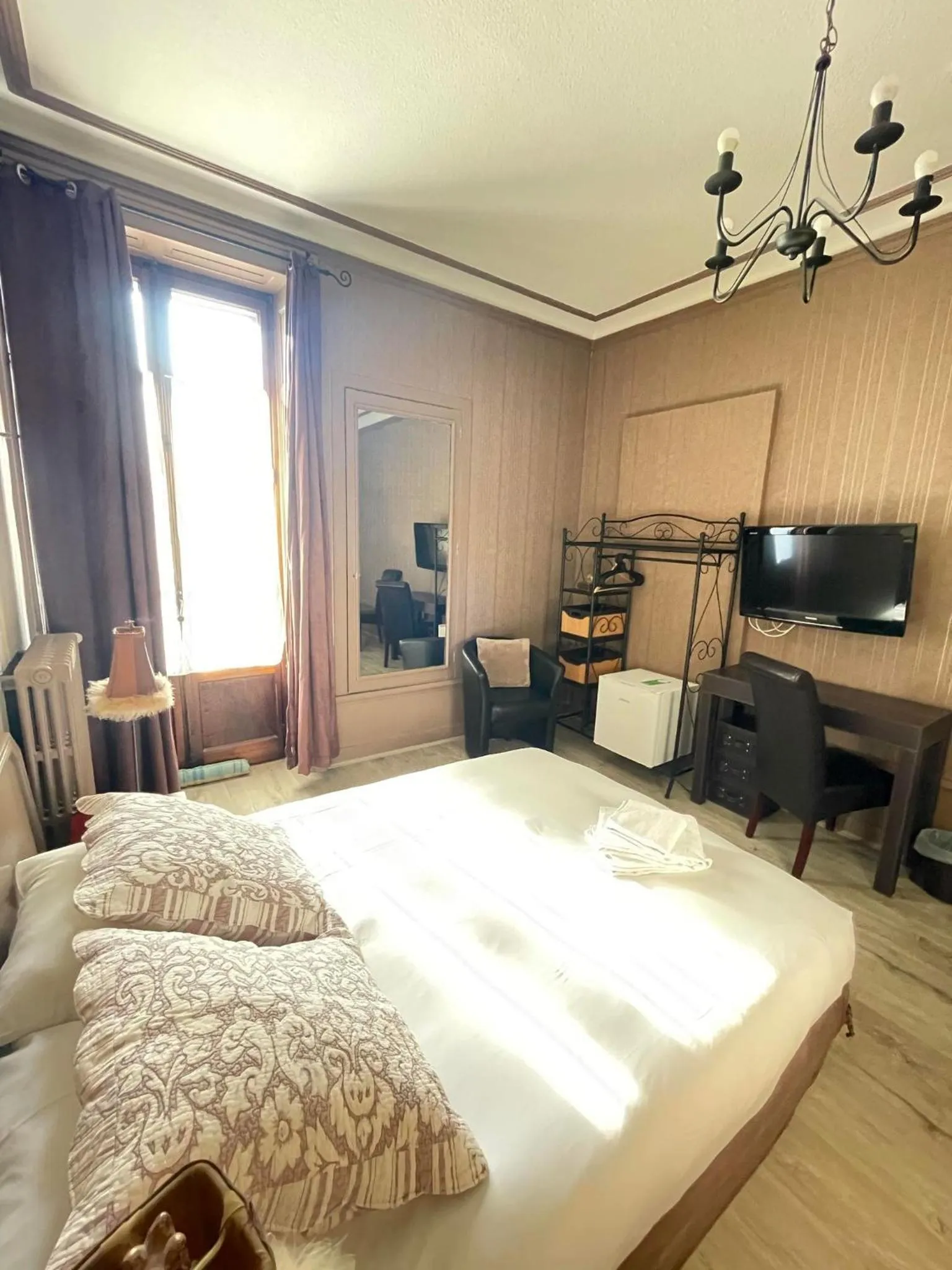 Photo of the whole room, Bed in Authentic by Balladins, Hôtel Le Carré d'Aix