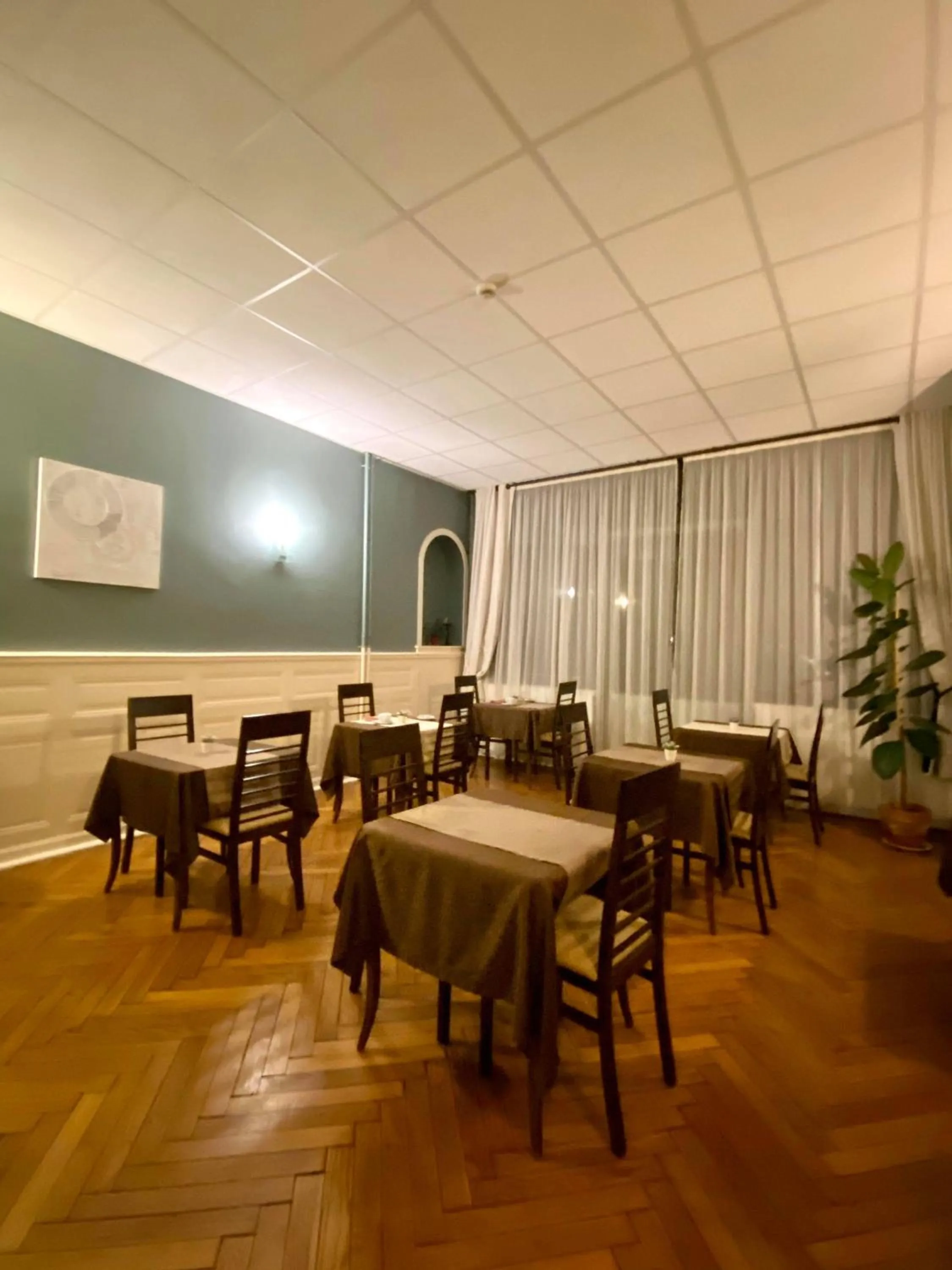 Restaurant/places to eat in Authentic by Balladins, Hôtel Le Carré d'Aix