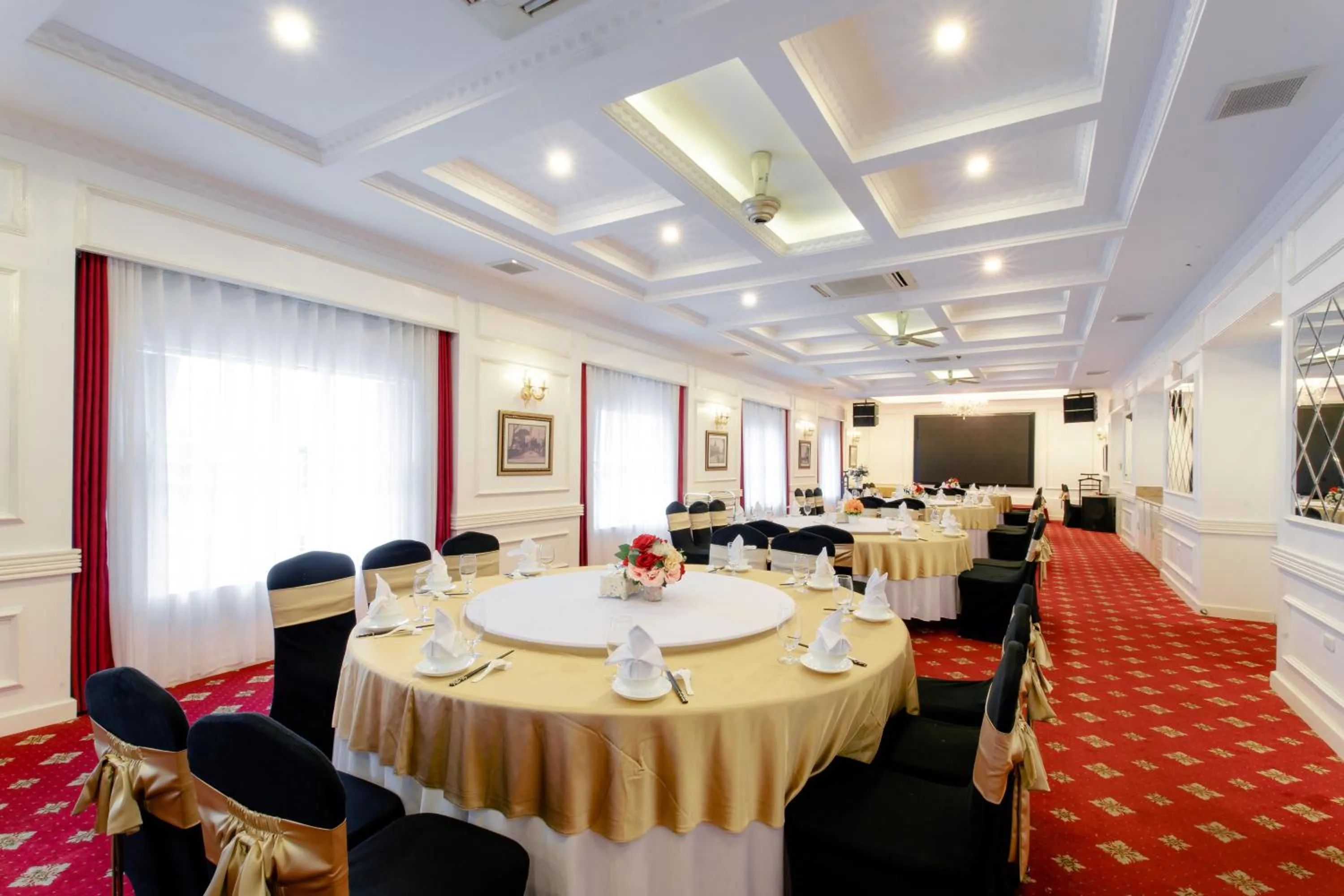 Restaurant/places to eat in White Palace Thai Binh Hotel