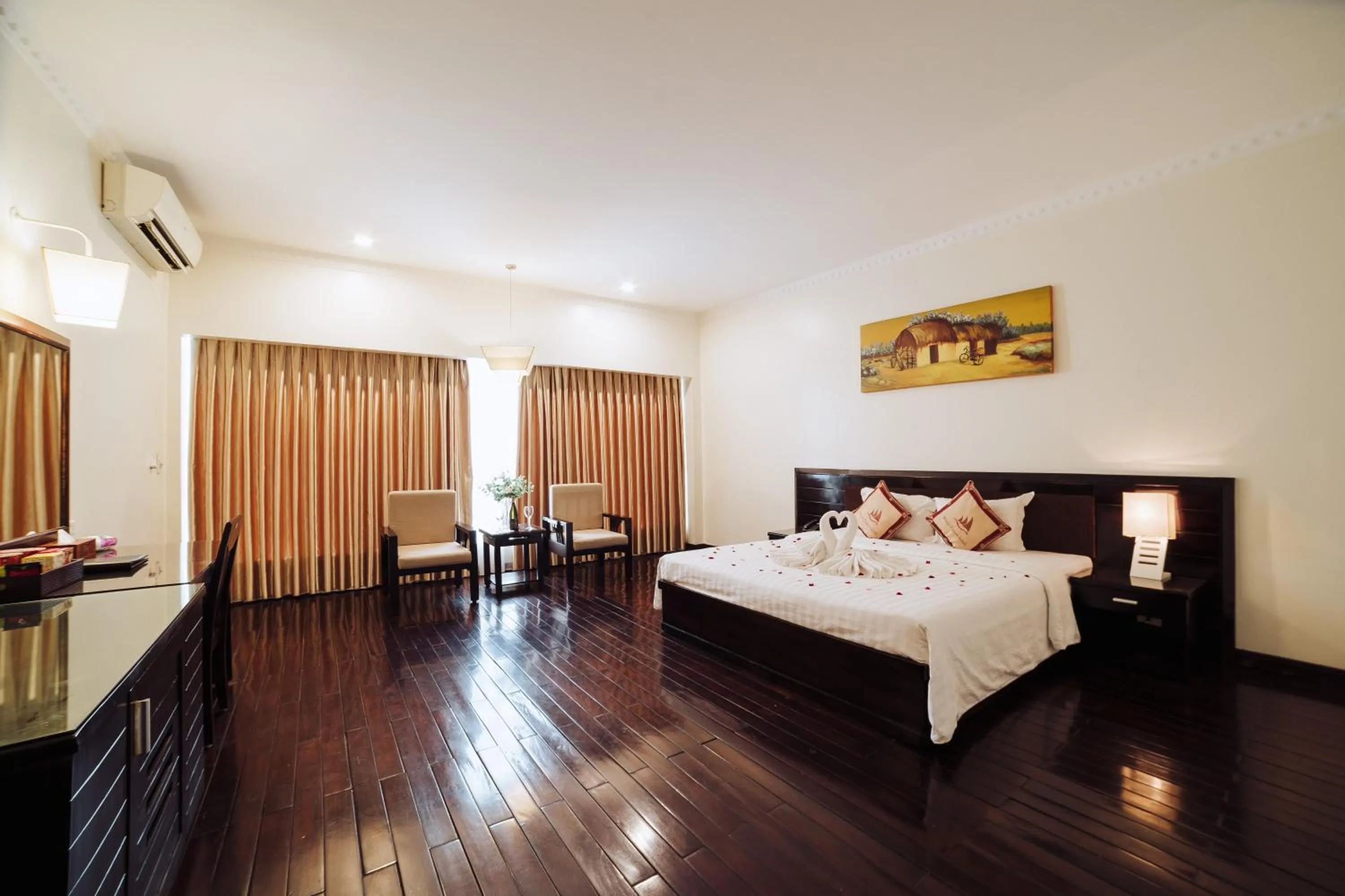 Photo of the whole room in White Palace Thai Binh Hotel