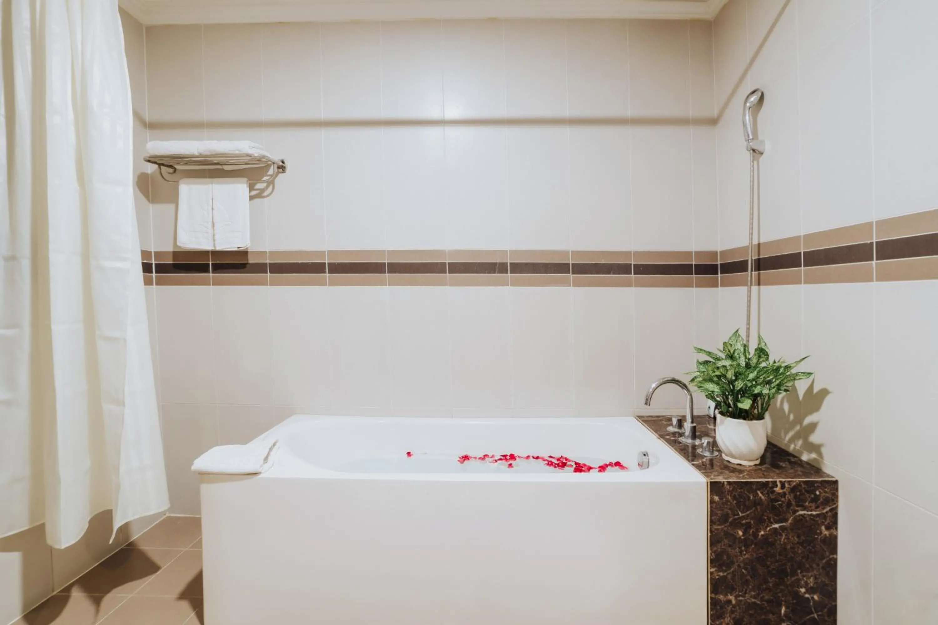 Bathroom in White Palace Thai Binh Hotel