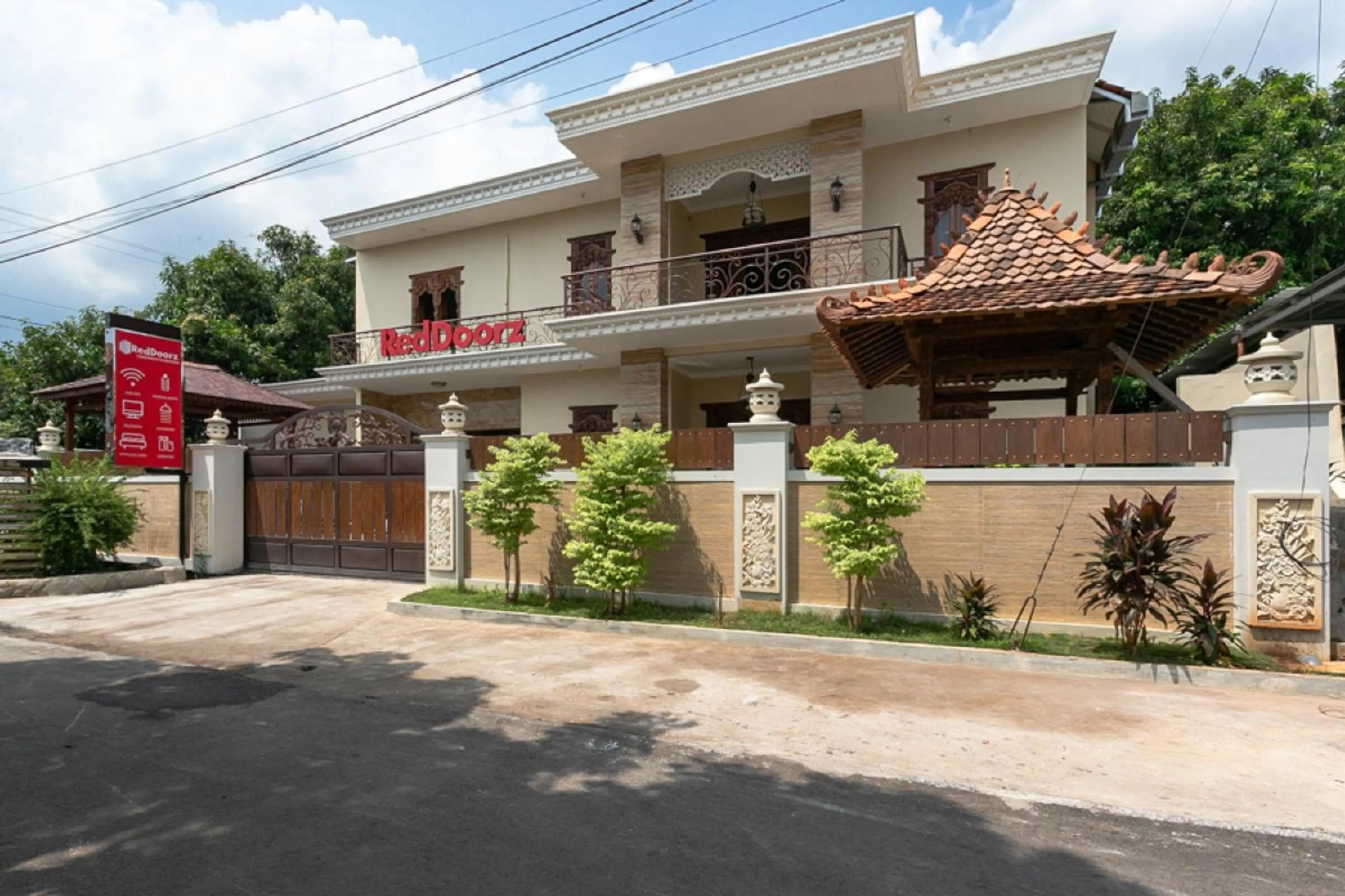 Facade/entrance in RedDoorz Syariah near Exit Toll Banyumanik Semarang