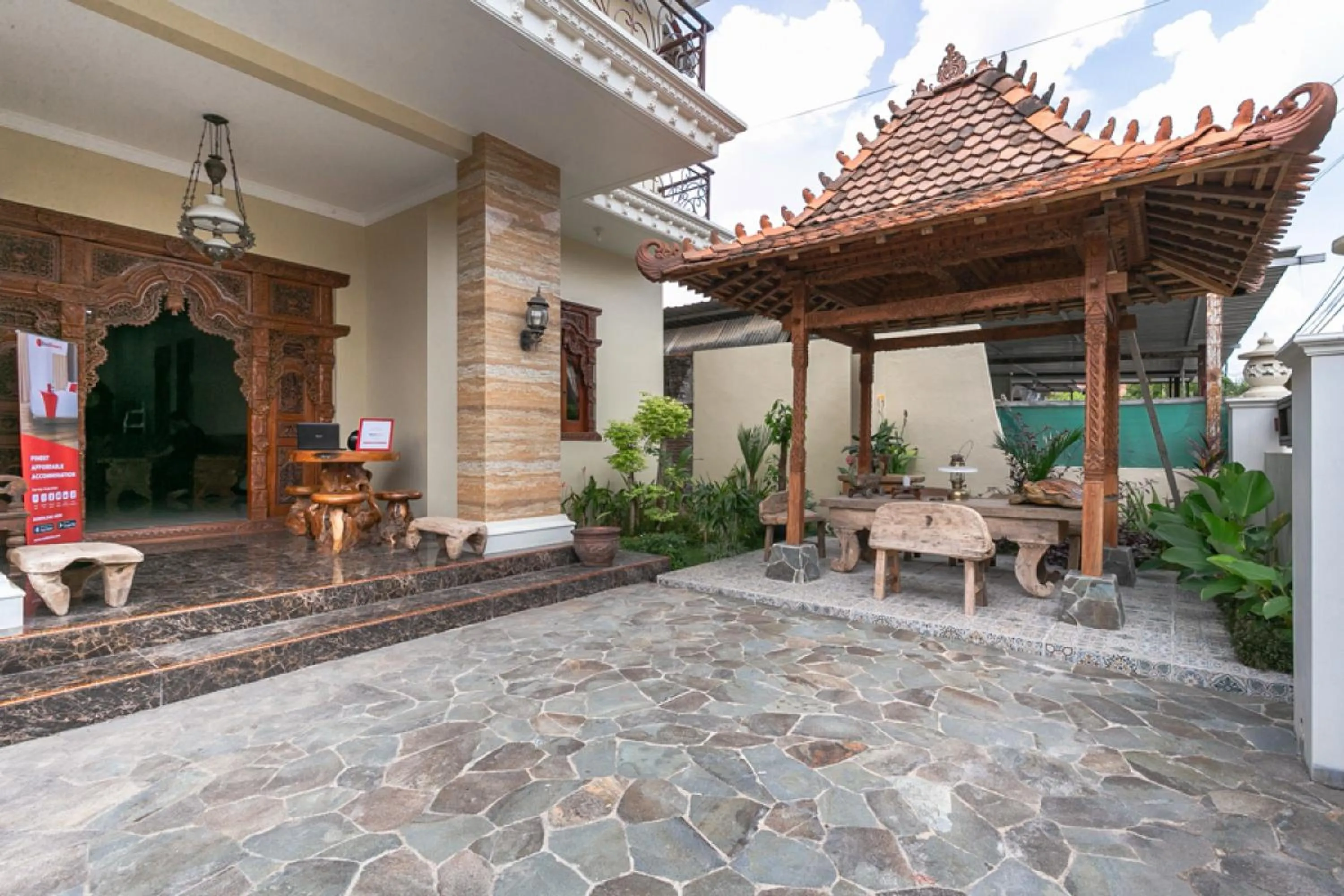 Patio in RedDoorz Syariah near Exit Toll Banyumanik Semarang