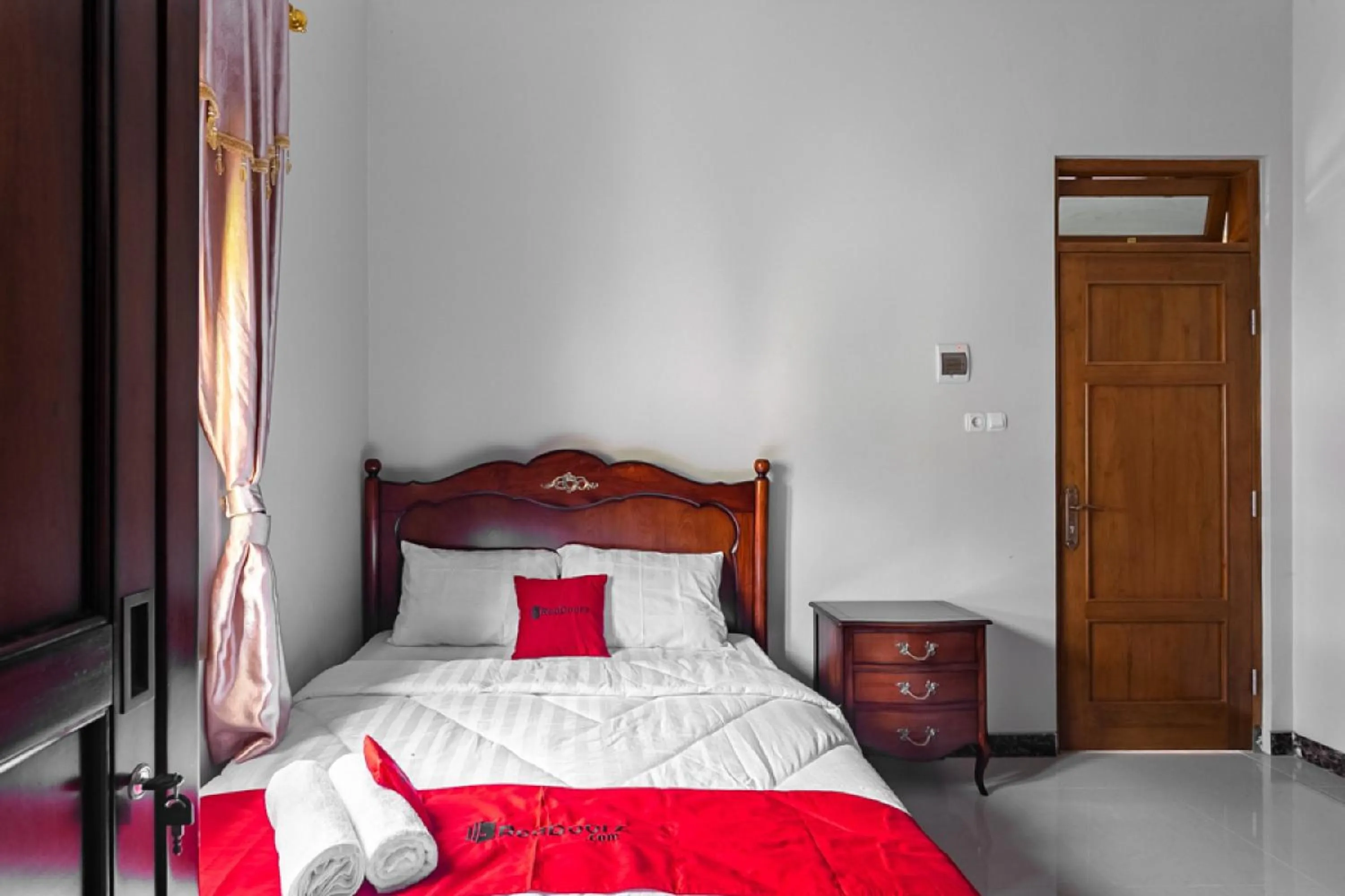 Bedroom, Bed in RedDoorz Syariah near Exit Toll Banyumanik Semarang