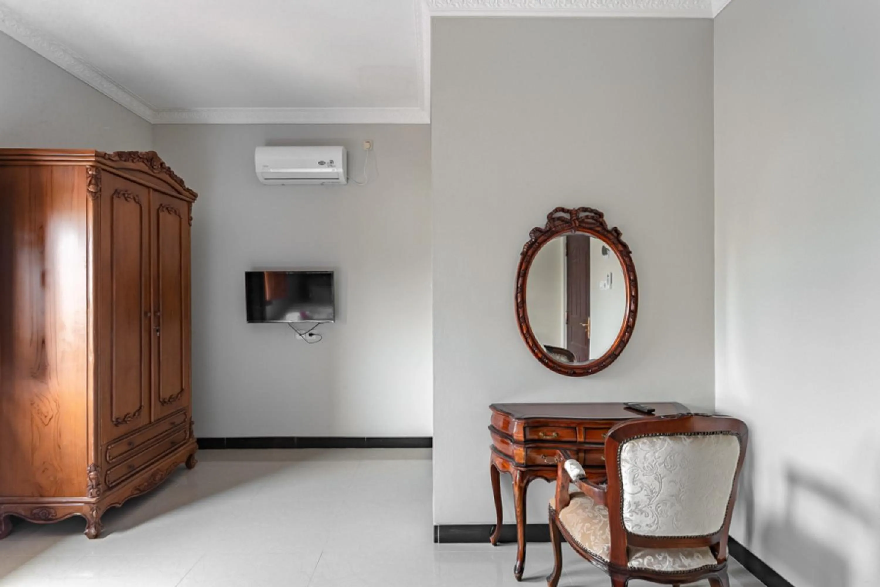 Seating area in RedDoorz Syariah near Exit Toll Banyumanik Semarang