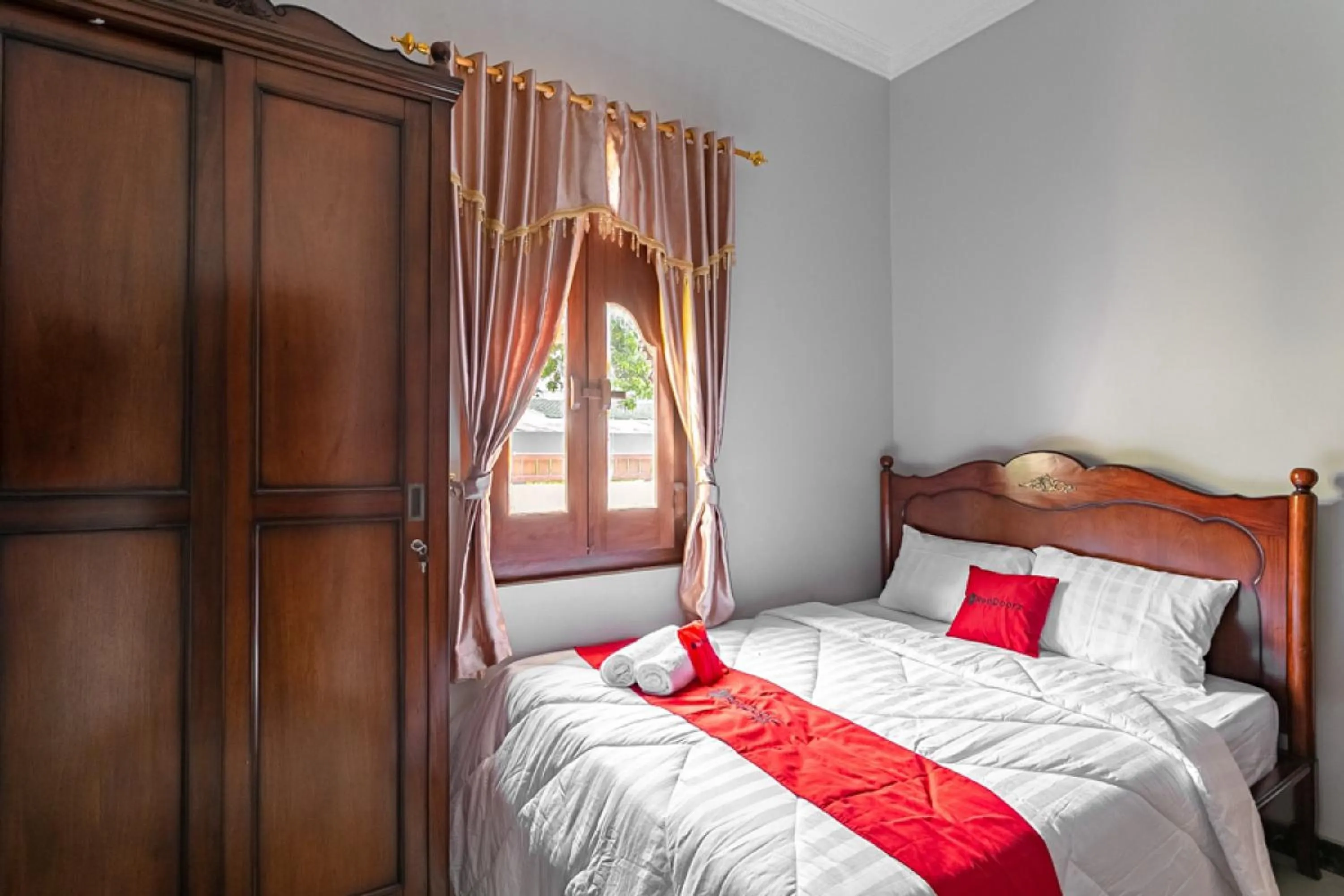 Bedroom, Bed in RedDoorz Syariah near Exit Toll Banyumanik Semarang