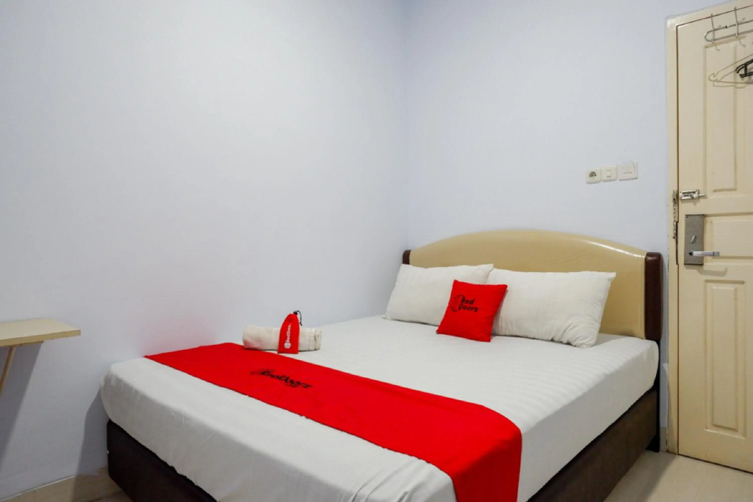 Bedroom, Bed in RedDoorz @ Hotel Bravo Pantai Kamali Bau Bau