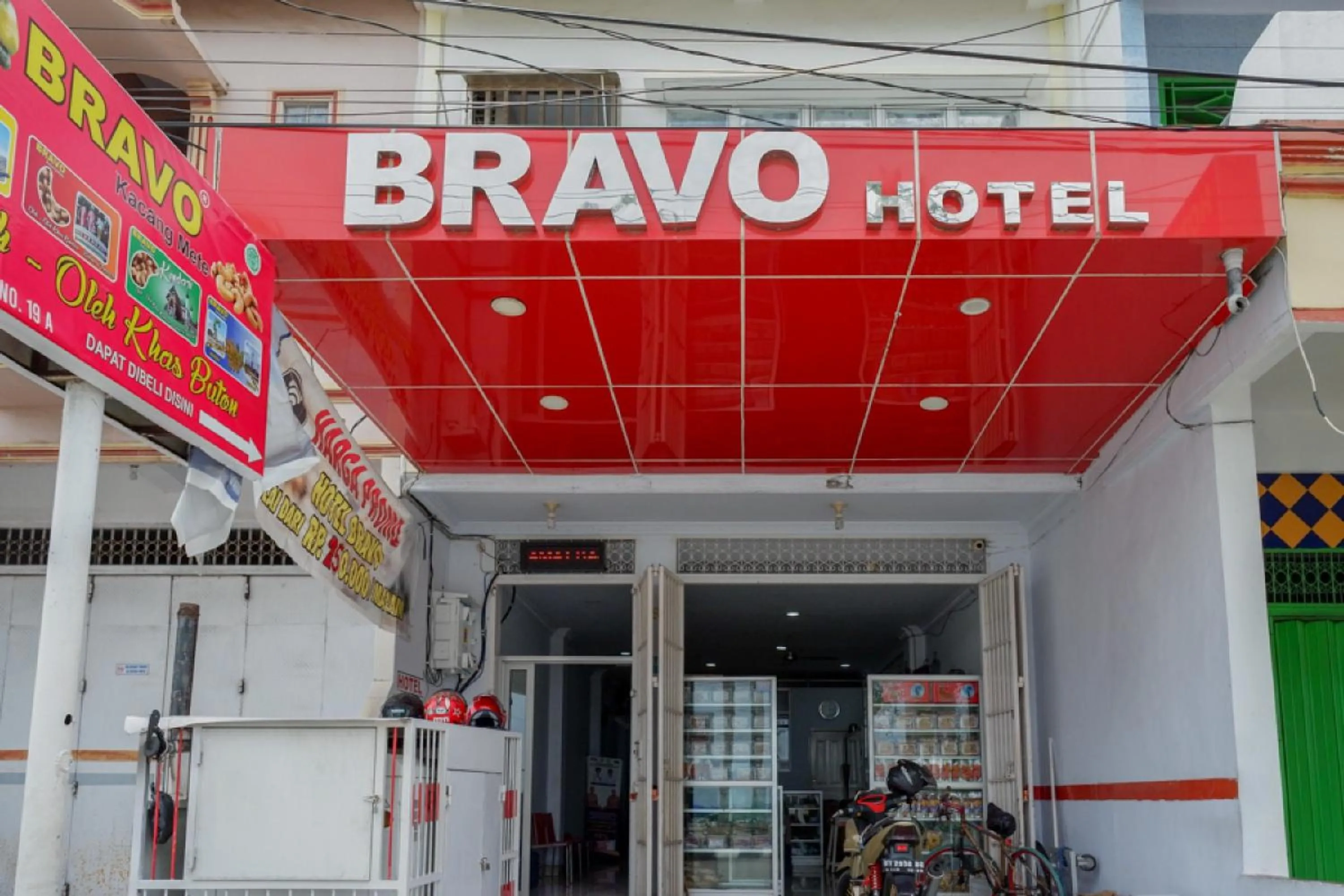 Facade/entrance in RedDoorz @ Hotel Bravo Pantai Kamali Bau Bau