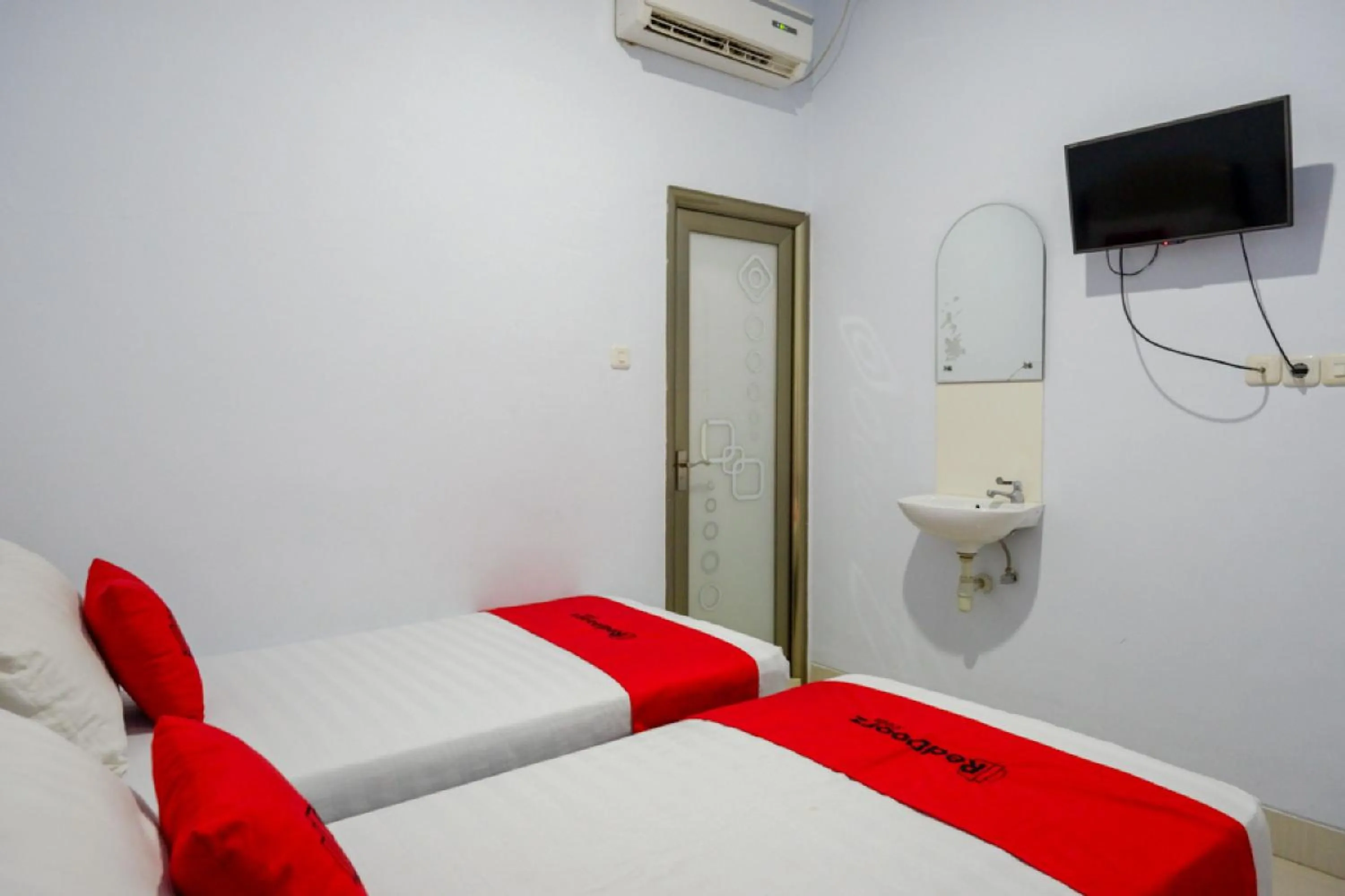 Bed in RedDoorz @ Hotel Bravo Pantai Kamali Bau Bau