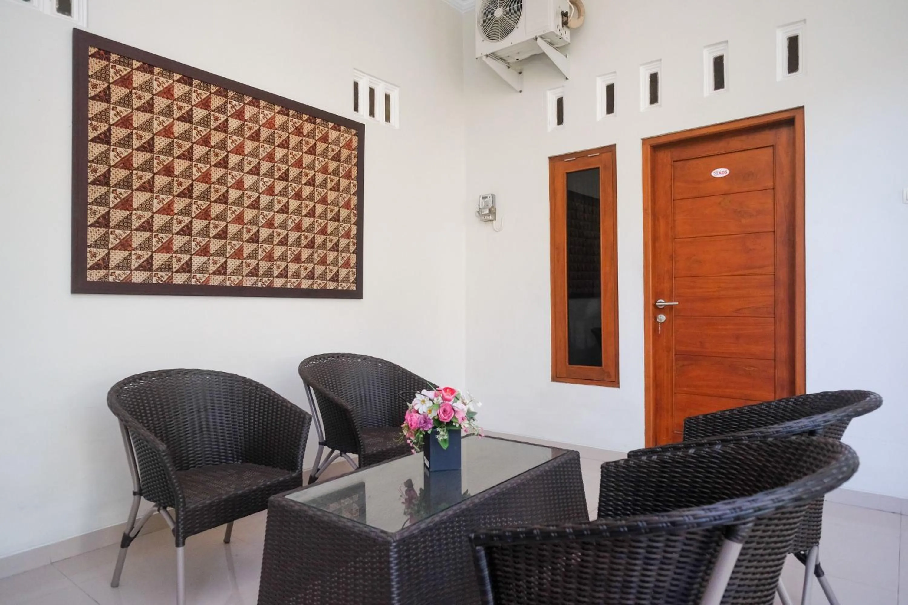 Seating area in RedDoorz Syariah near Pascasarjana UGM 3