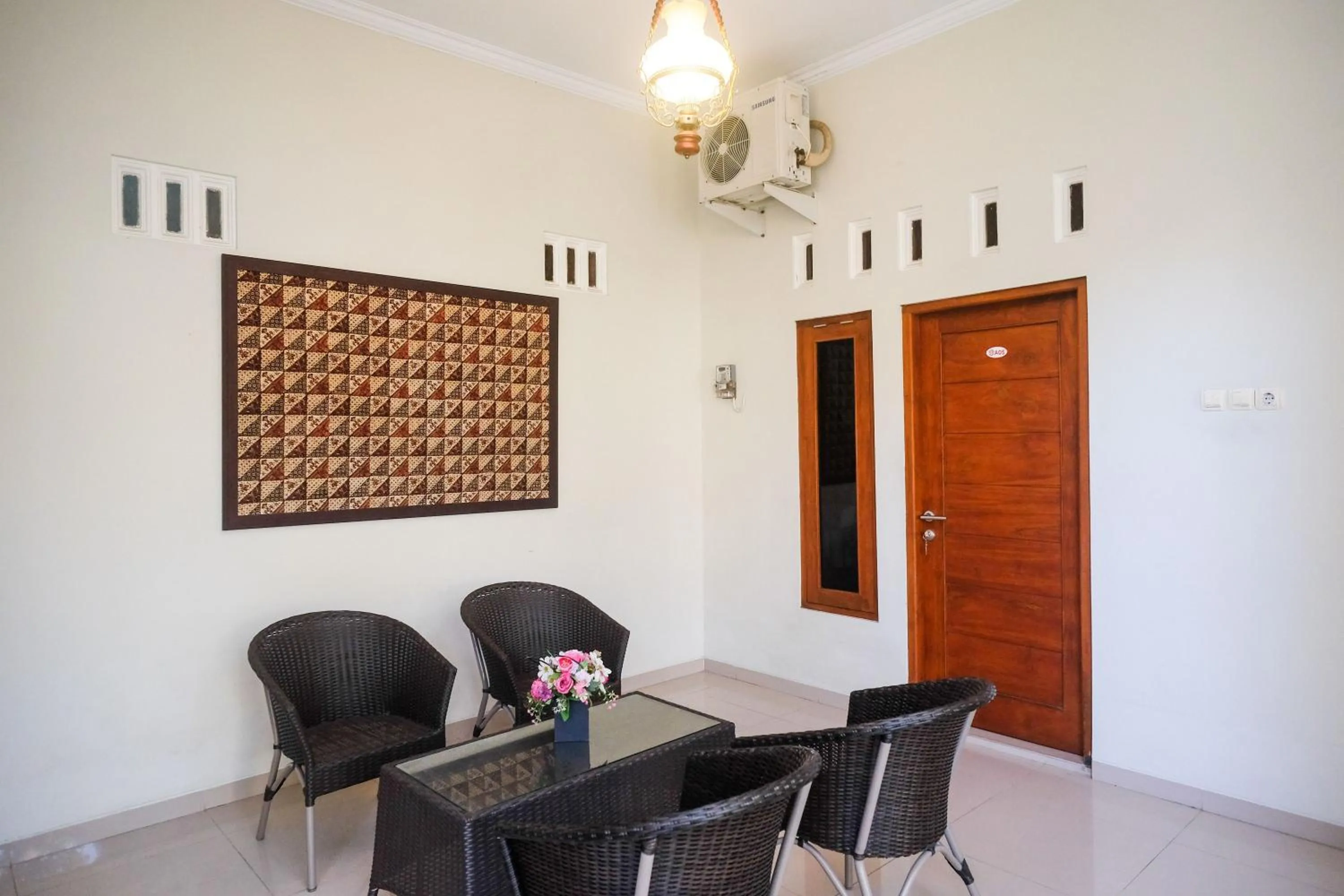 Seating area in RedDoorz Syariah near Pascasarjana UGM 3