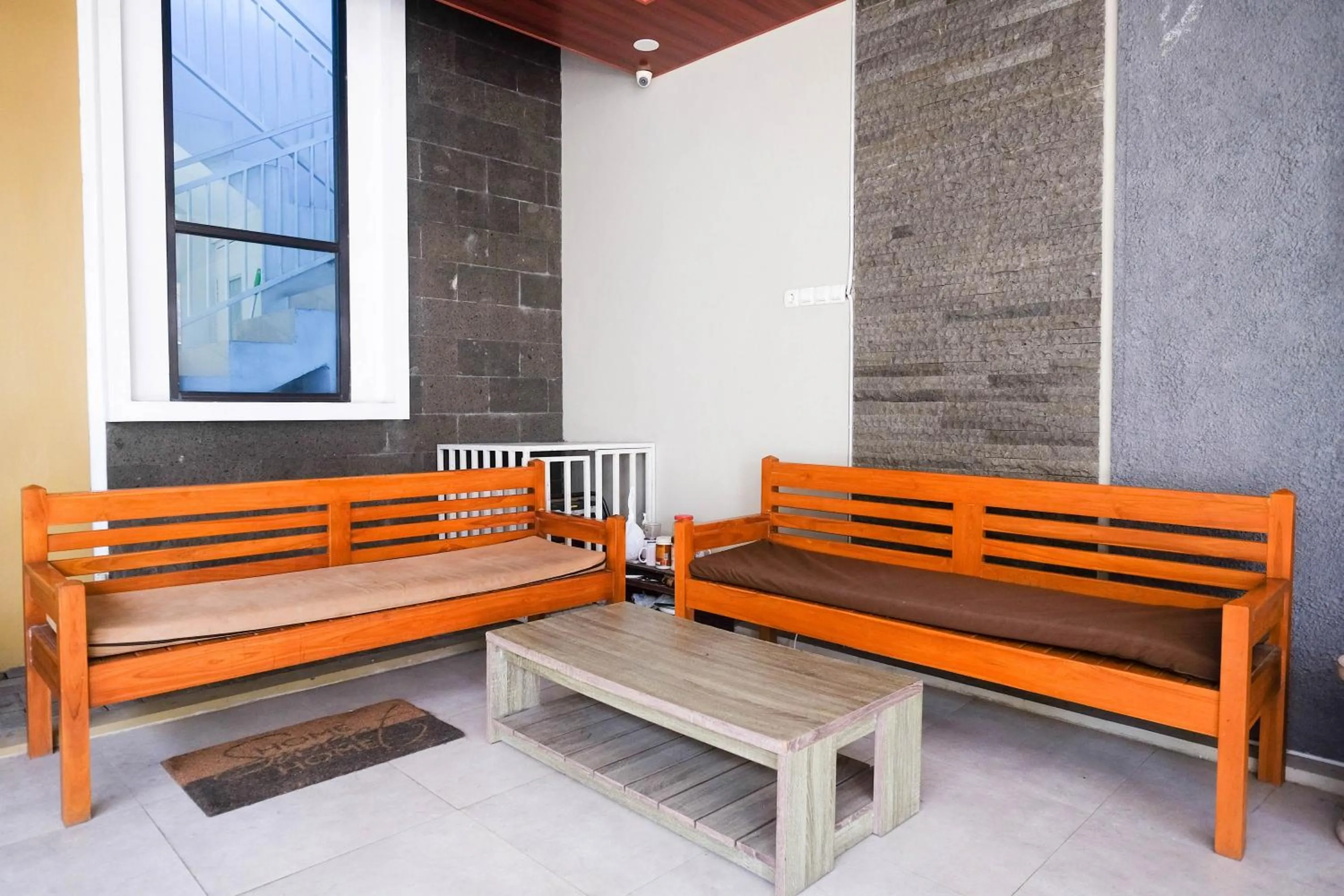 Seating area in RedDoorz Syariah near Pascasarjana UGM 3