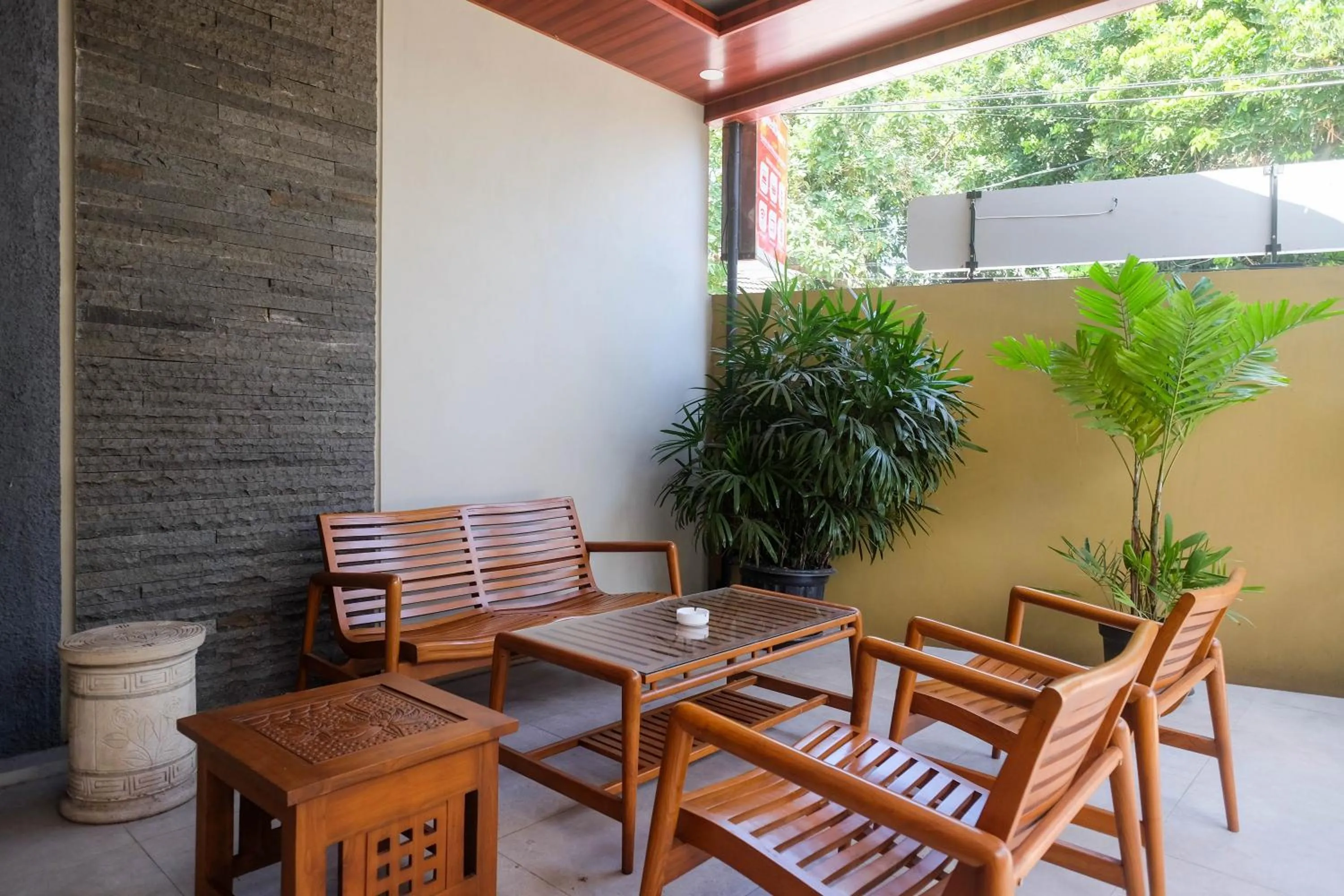 Seating area in RedDoorz Syariah near Pascasarjana UGM 3