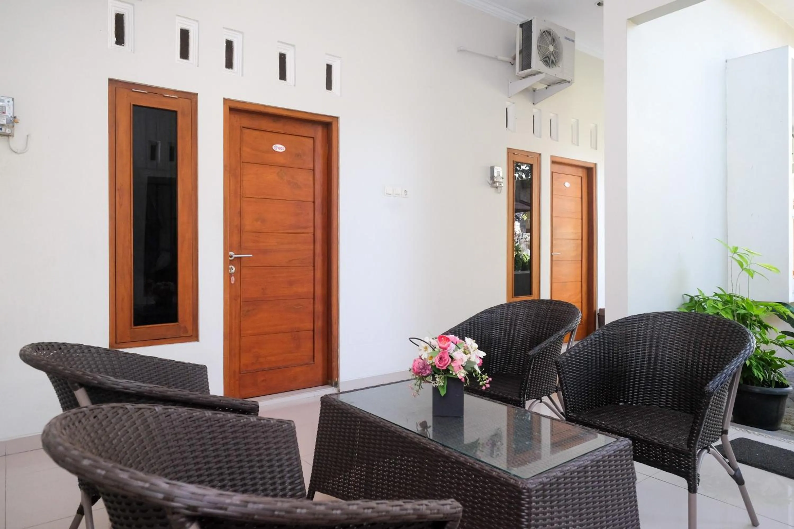 Seating area in RedDoorz Syariah near Pascasarjana UGM 3