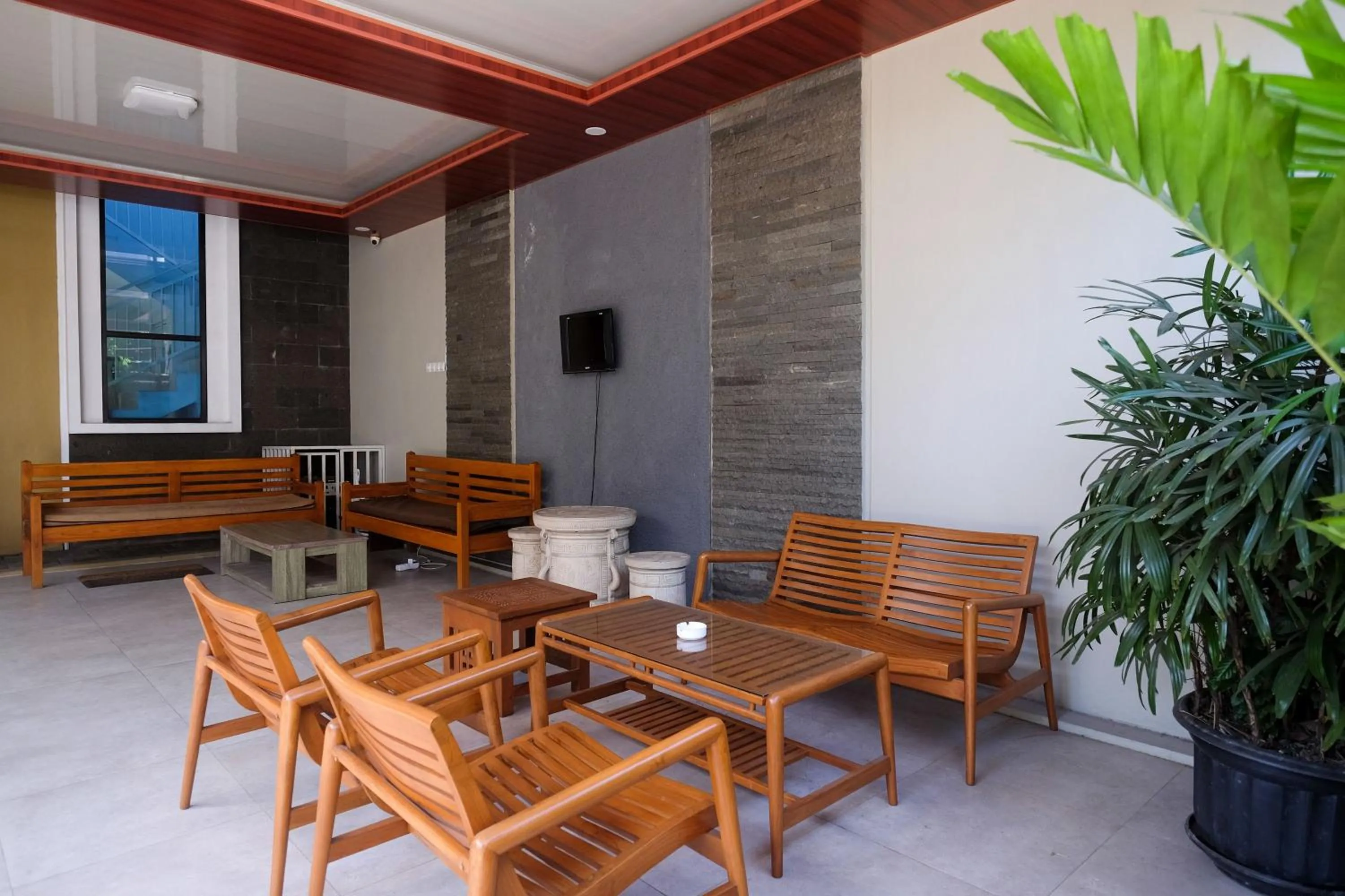 Seating area in RedDoorz Syariah near Pascasarjana UGM 3