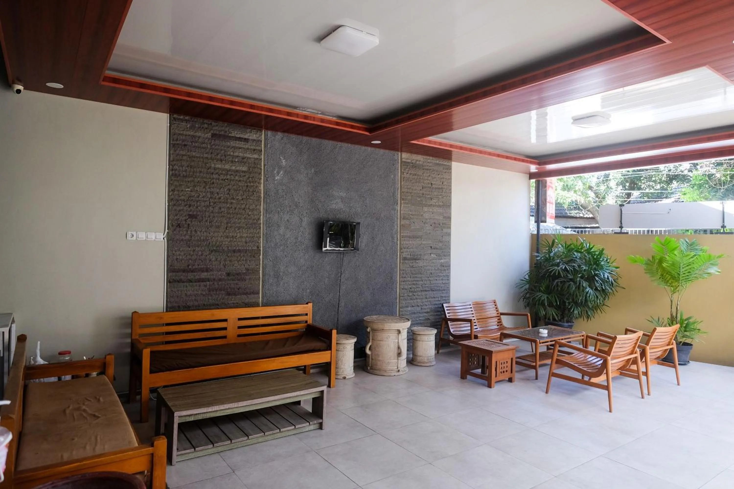 Seating area in RedDoorz Syariah near Pascasarjana UGM 3
