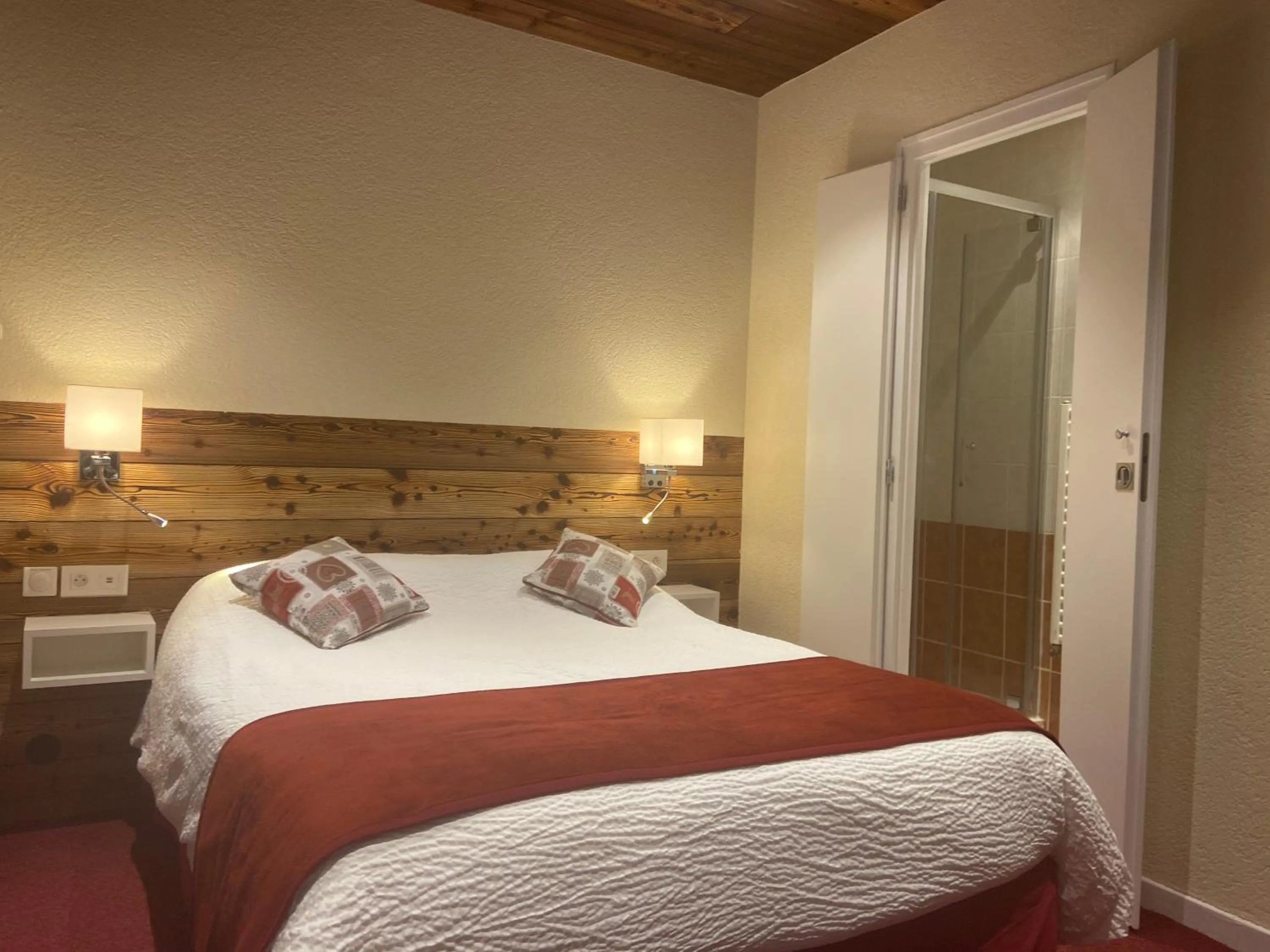 Photo of the whole room, Bed in Auberge de la Dranse