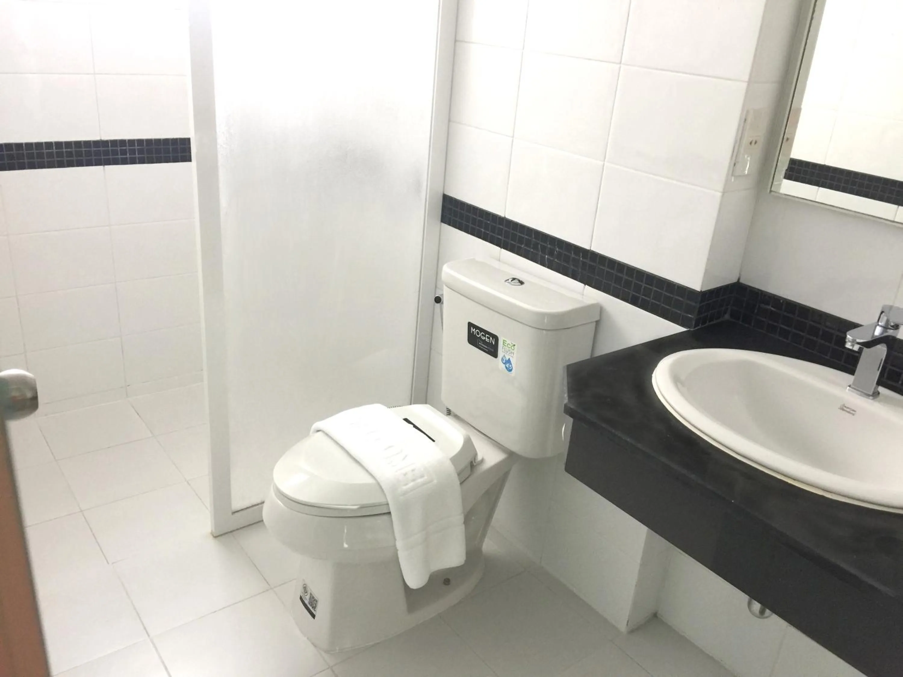 Toilet in Fullroom 77 Srinakarin