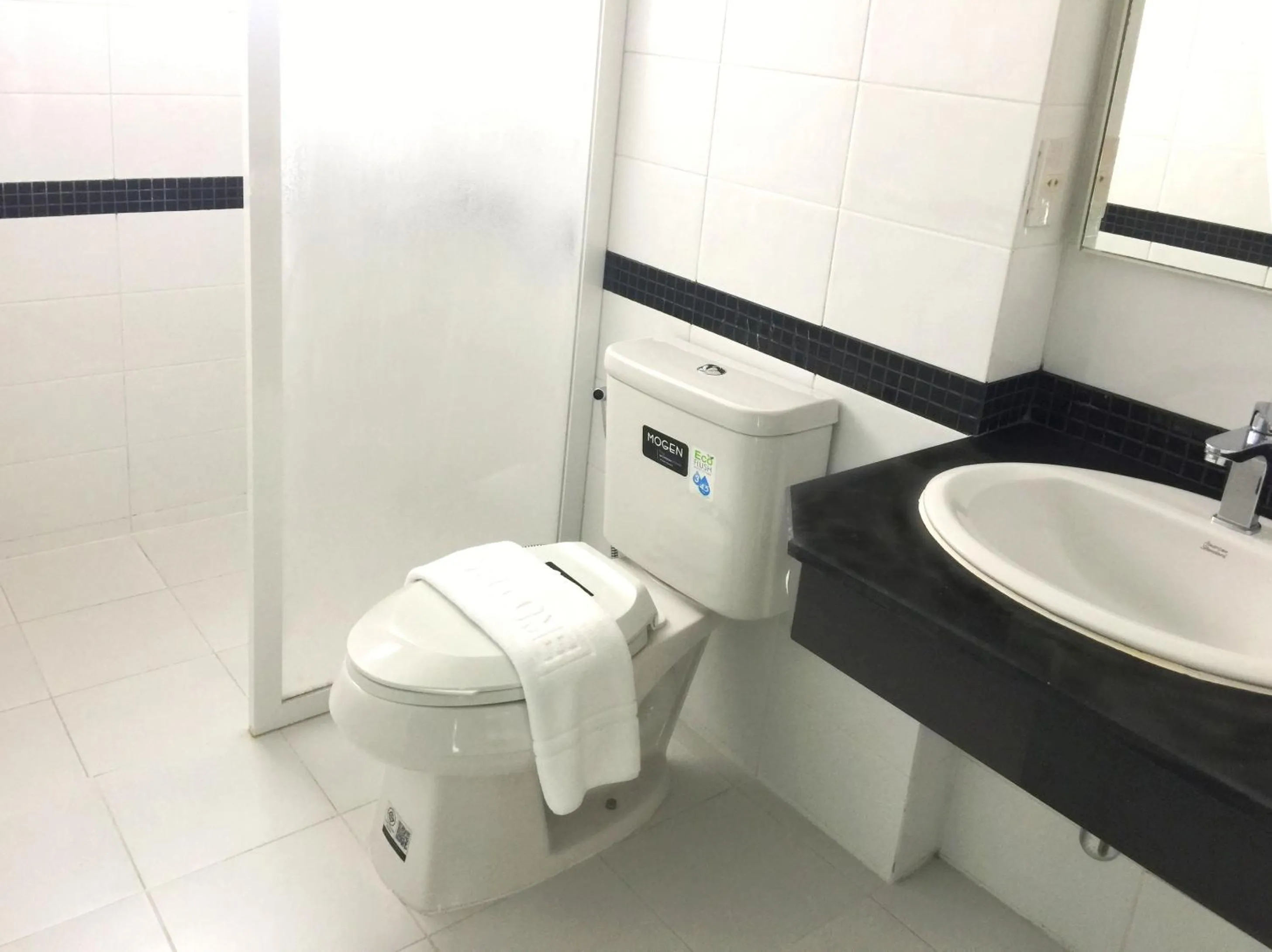 Toilet in Fullroom 77 Srinakarin