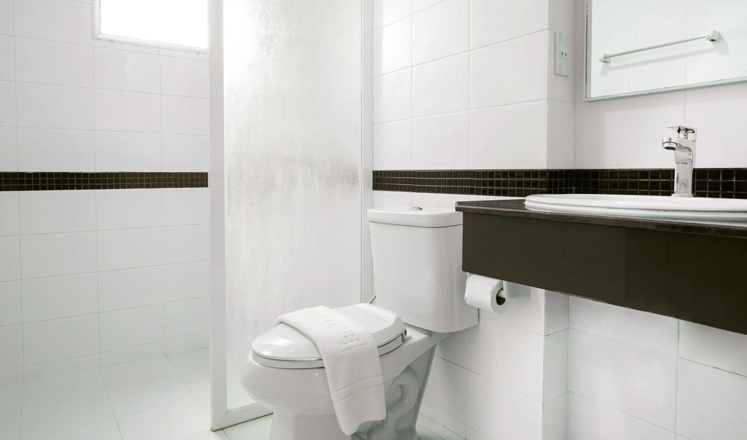 Toilet in Fullroom 77 Srinakarin