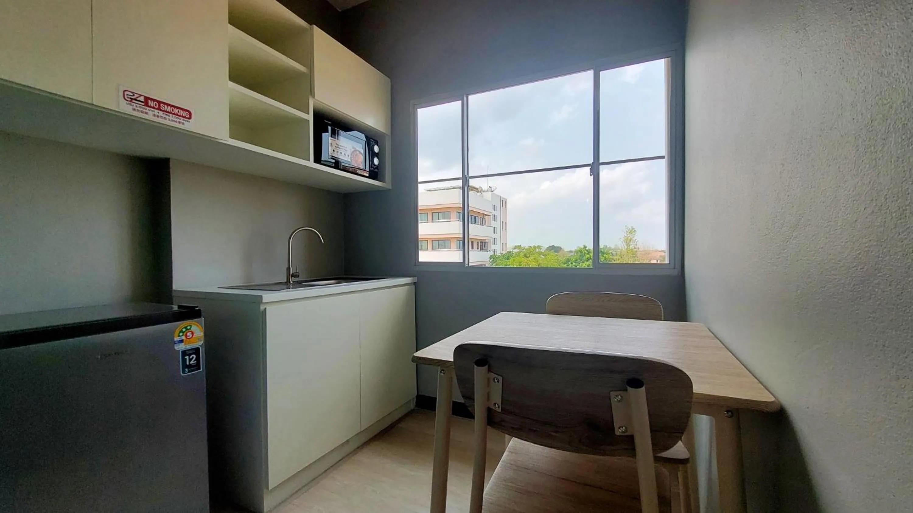 Dining area in Fullroom 77 Srinakarin