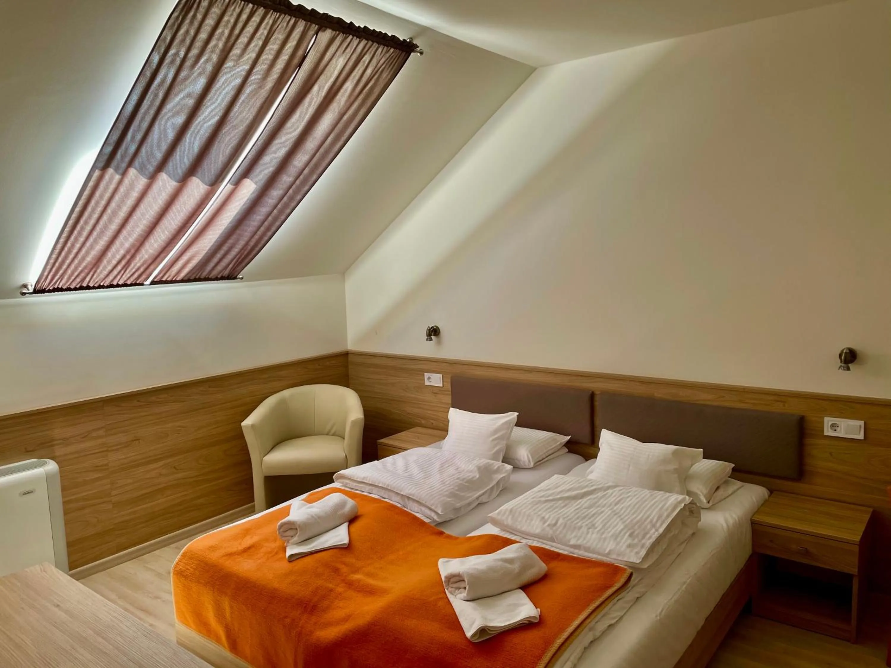 Bedroom, Bed in Mayer Pince Panzió