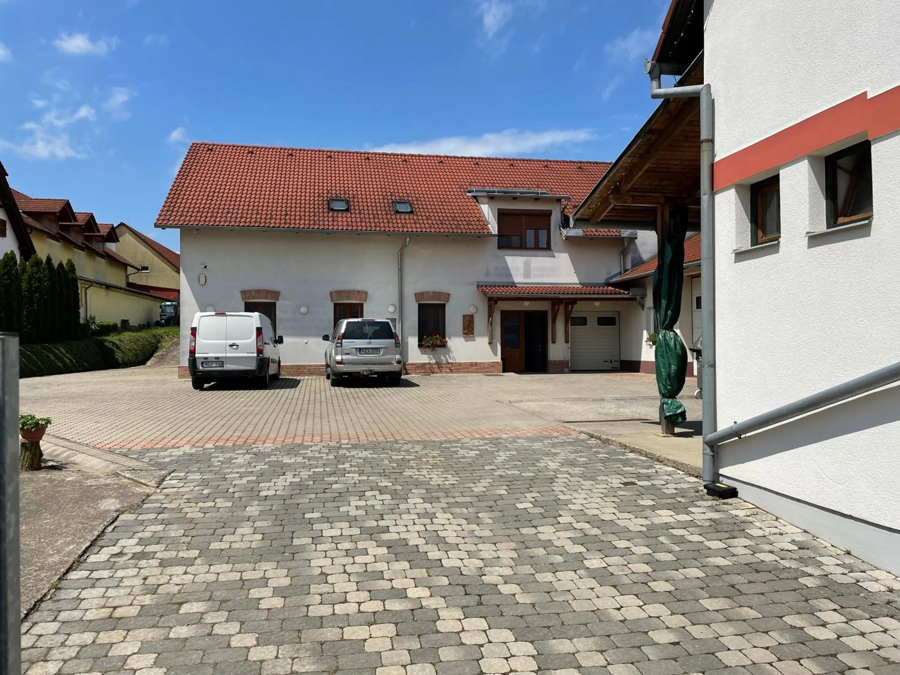 Property building in Mayer Pince Panzió