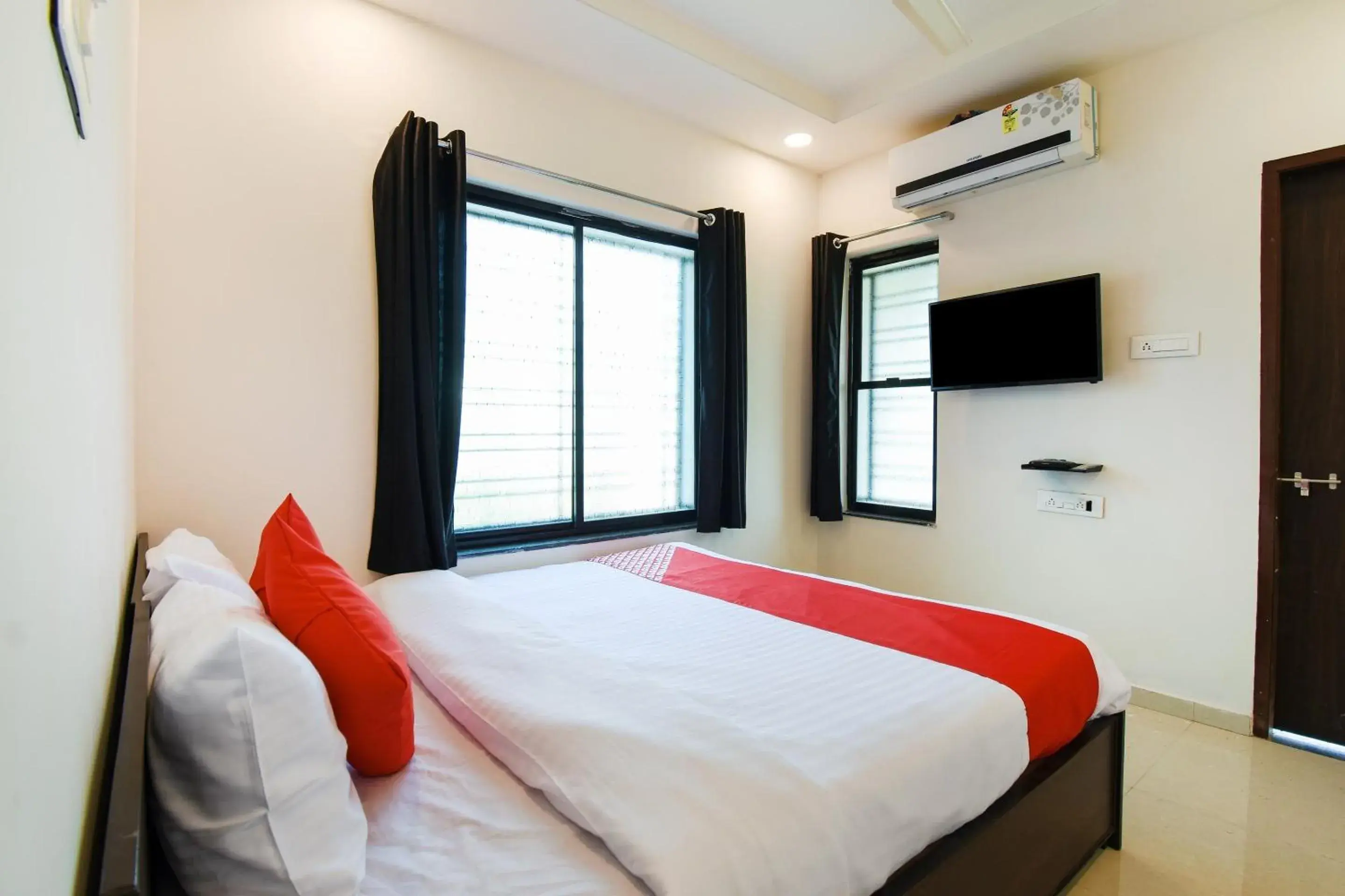 Bedroom, Bed in Super Collection O White House Regency Bedroom, Bed in Super Collection O White House Regency