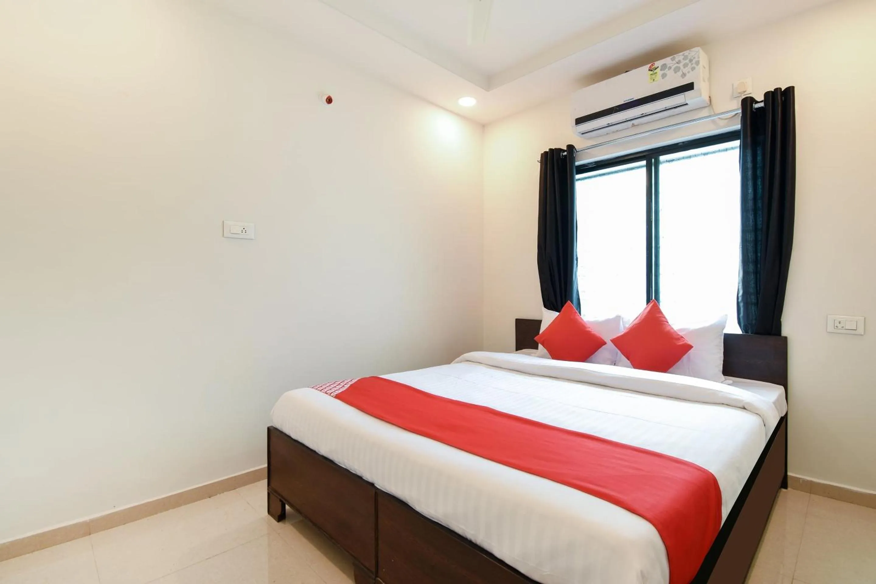 Bedroom, Bed in Super Collection O White House Regency