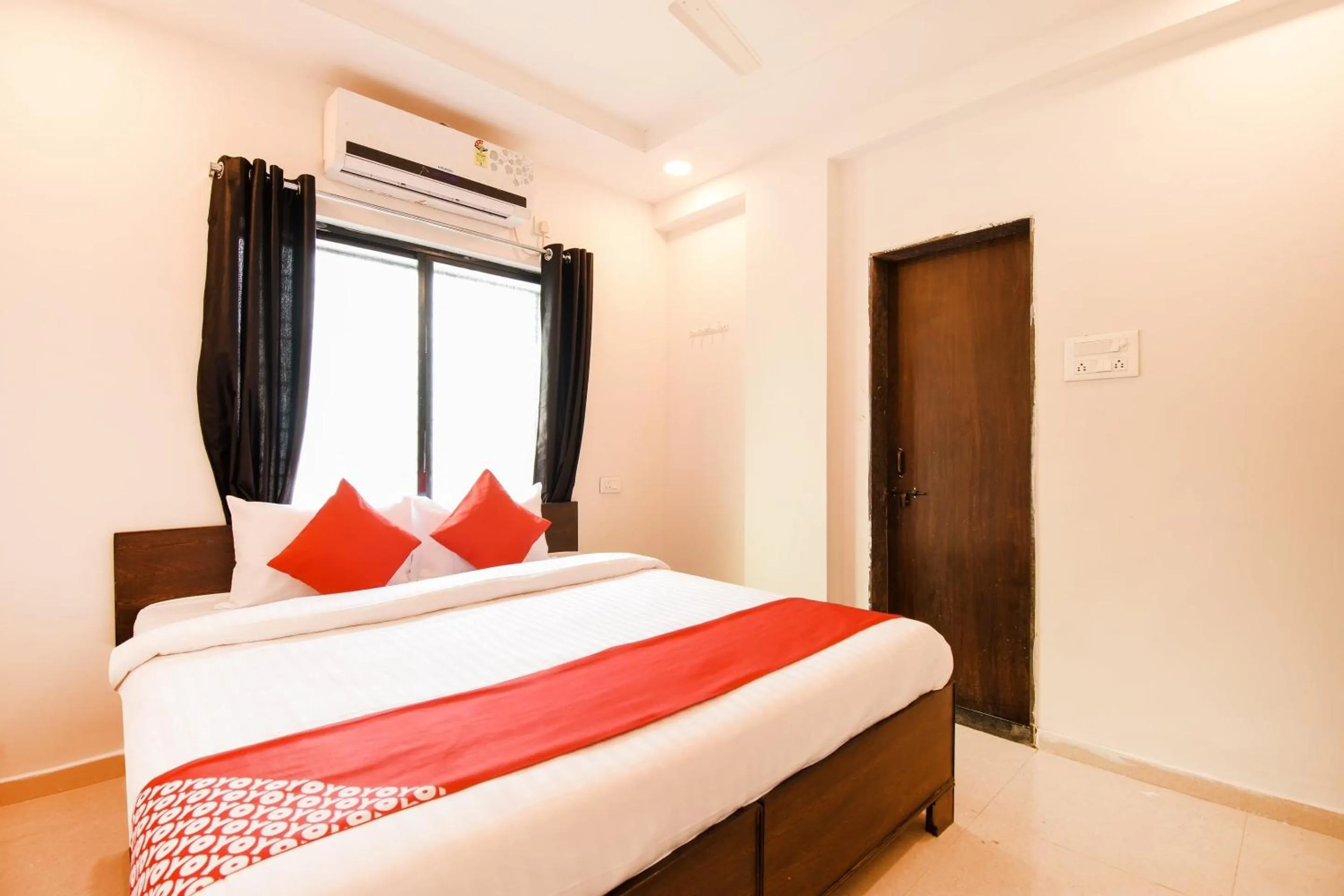 Bedroom, Bed in Super Collection O White House Regency