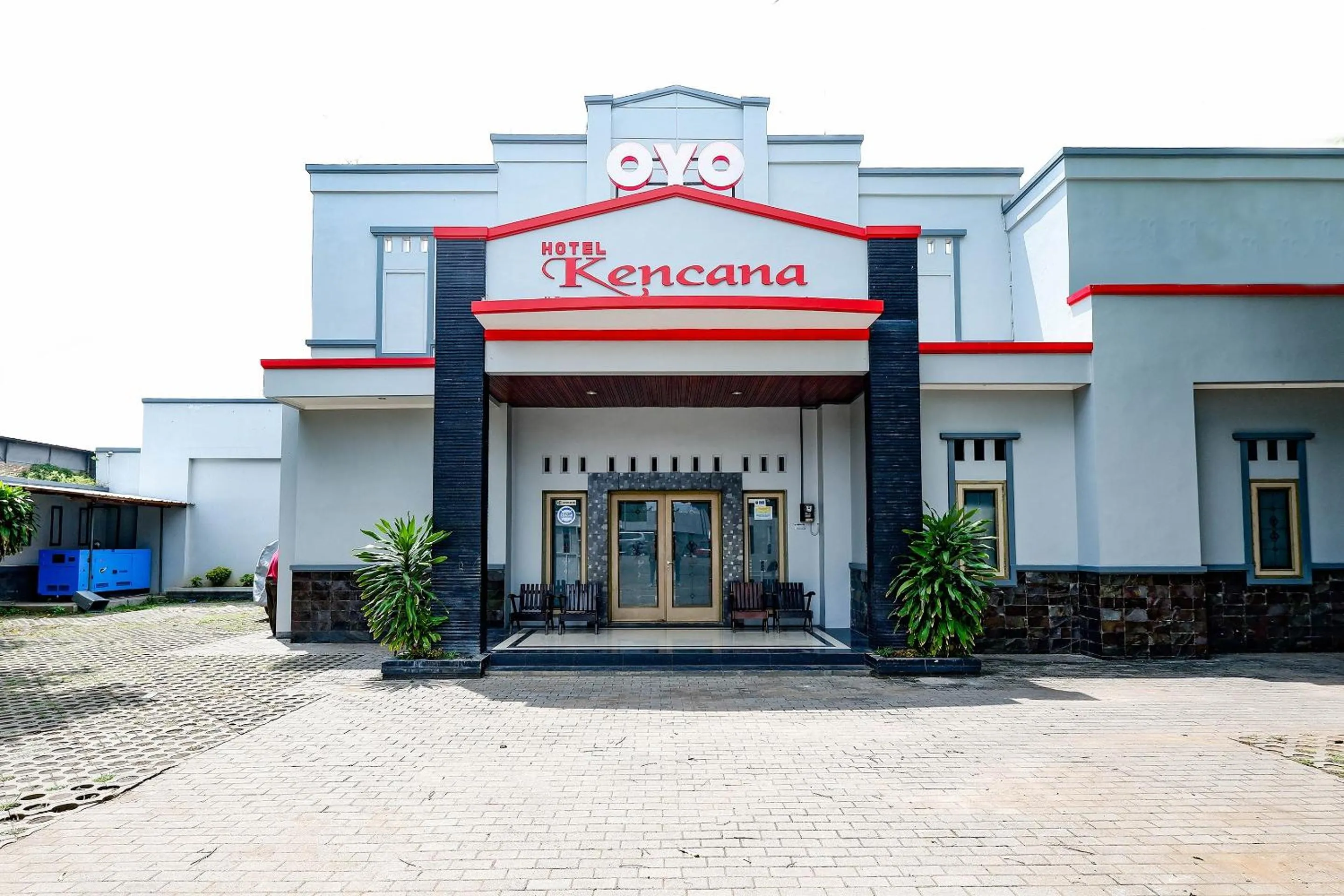 Facade/entrance in Super OYO 2436 Hotel Kencana
