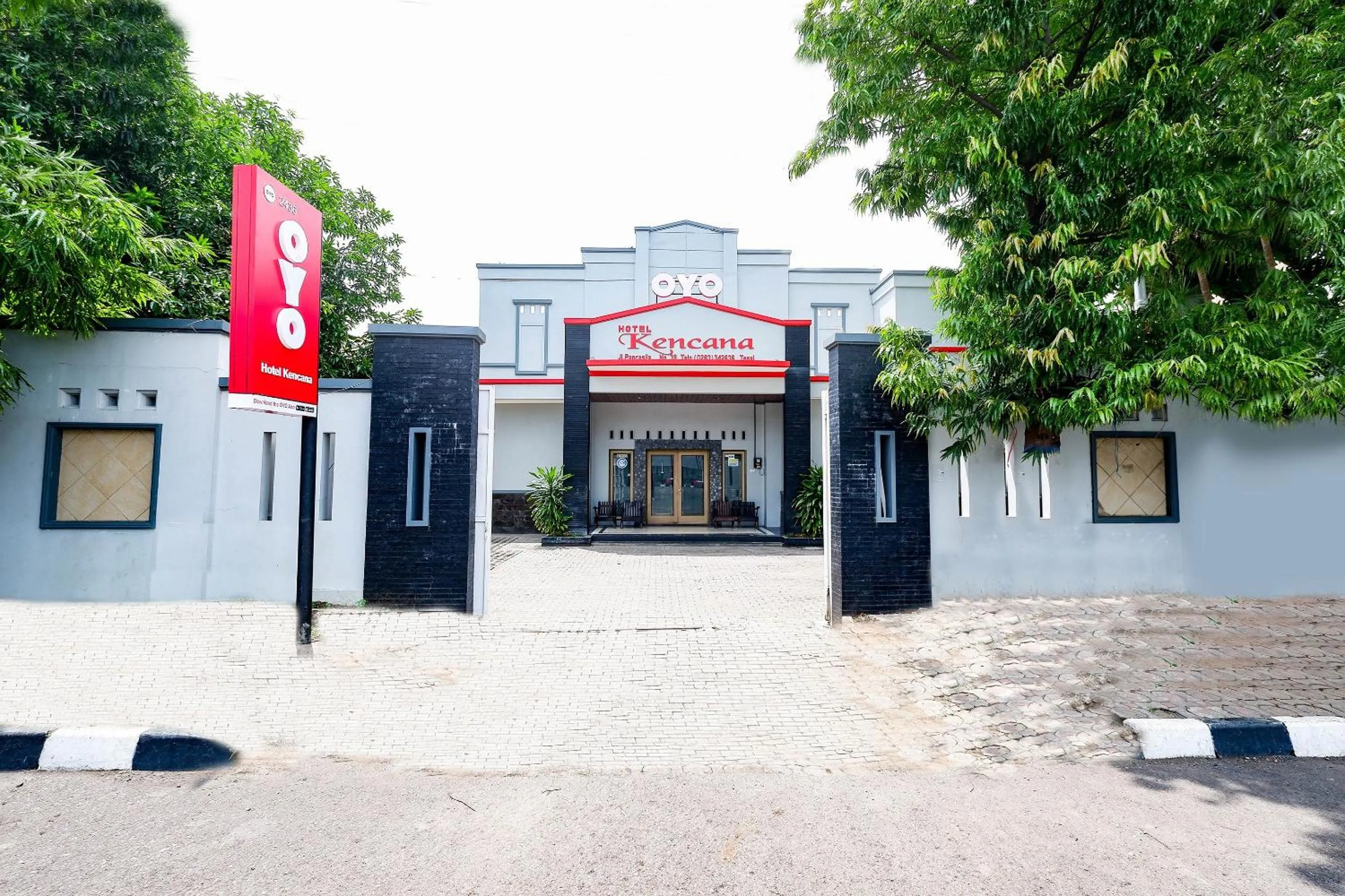 Facade/entrance in Super OYO 2436 Hotel Kencana
