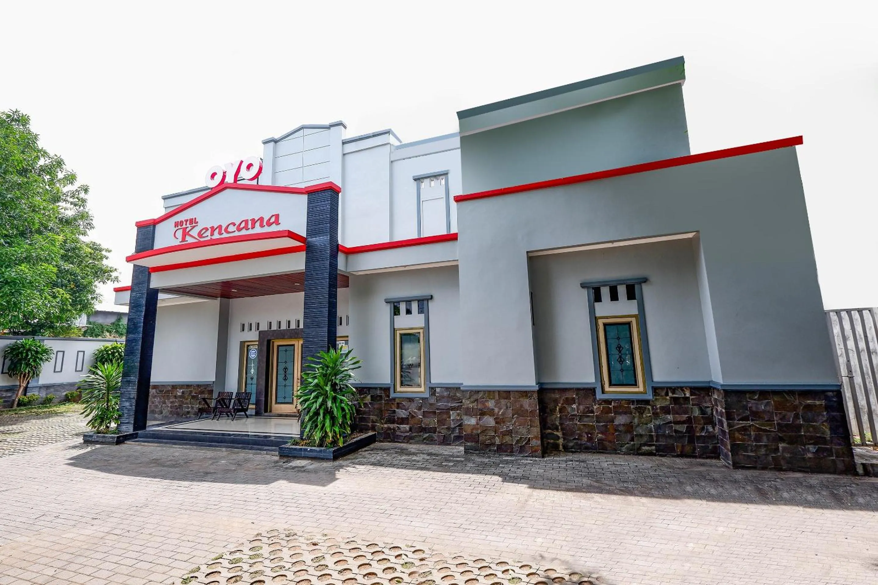 Facade/entrance in Super OYO 2436 Hotel Kencana
