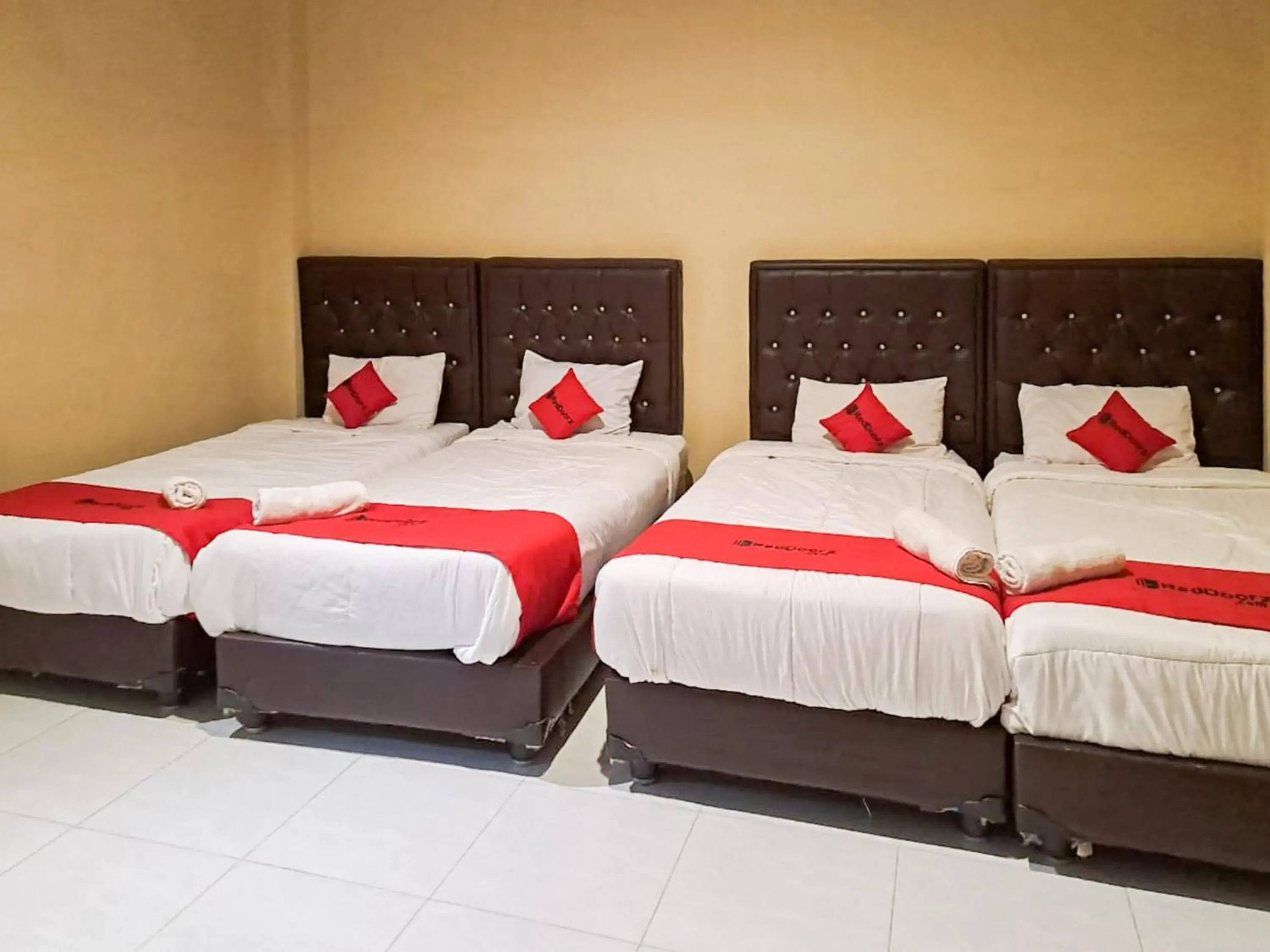 Twin Room in RedDoorz Syariah At Harley Hotel Sabang Twin Room in RedDoorz Syariah At Harley Hotel Sabang
