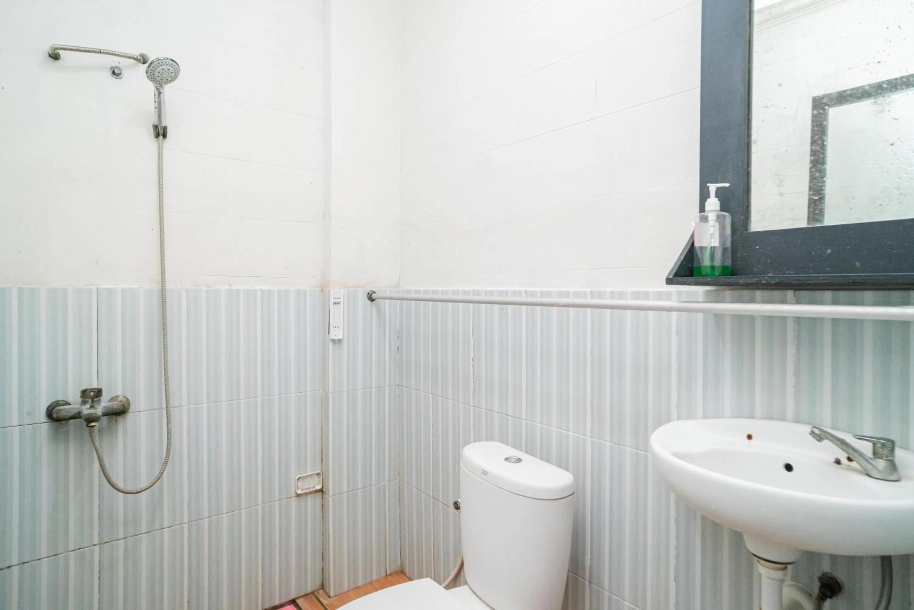 Bathroom in RedDoorz Plus Syariah At Lotus Hotel Bojonegoro