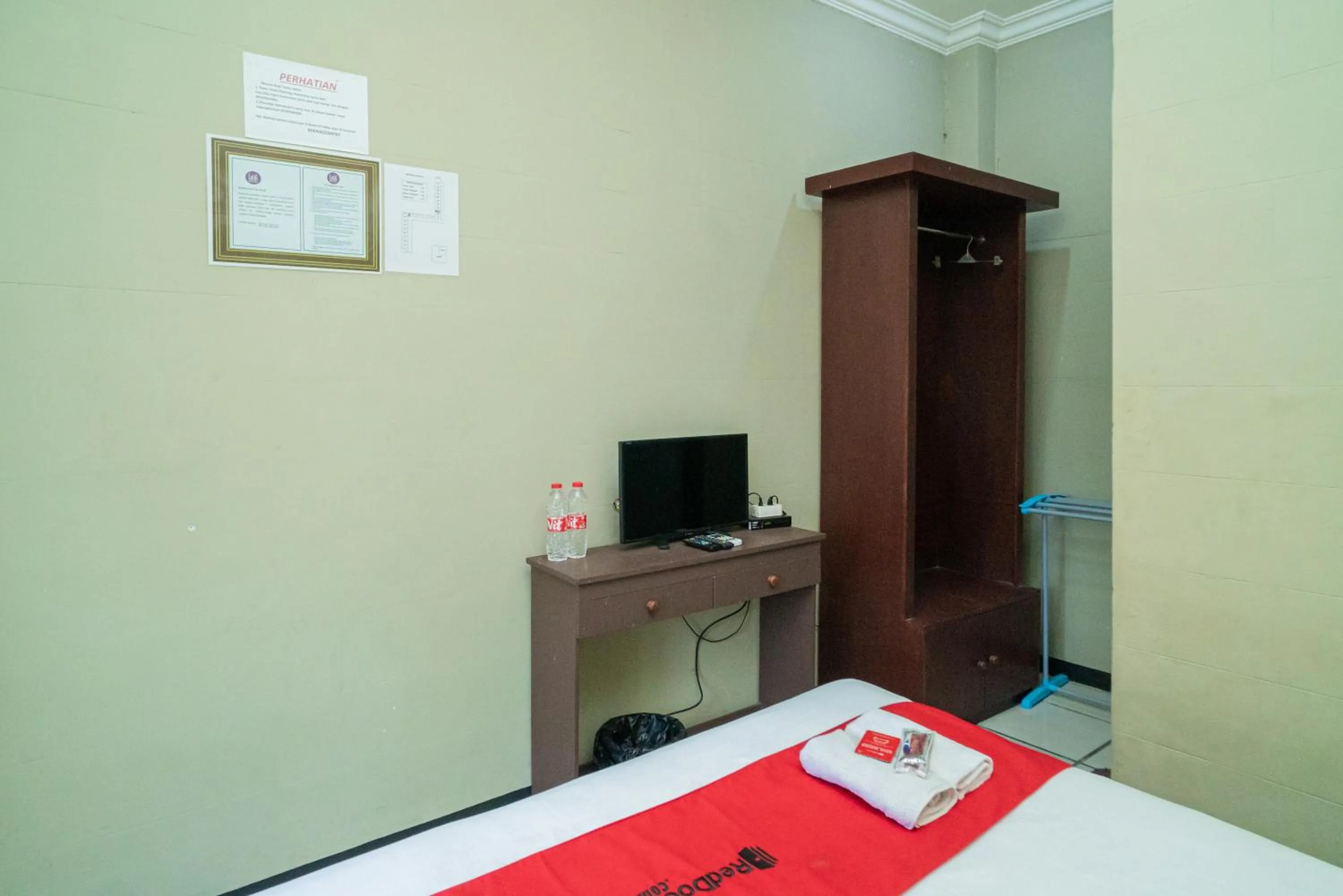 Bedroom, Bed in RedDoorz Plus Syariah At Lotus Hotel Bojonegoro