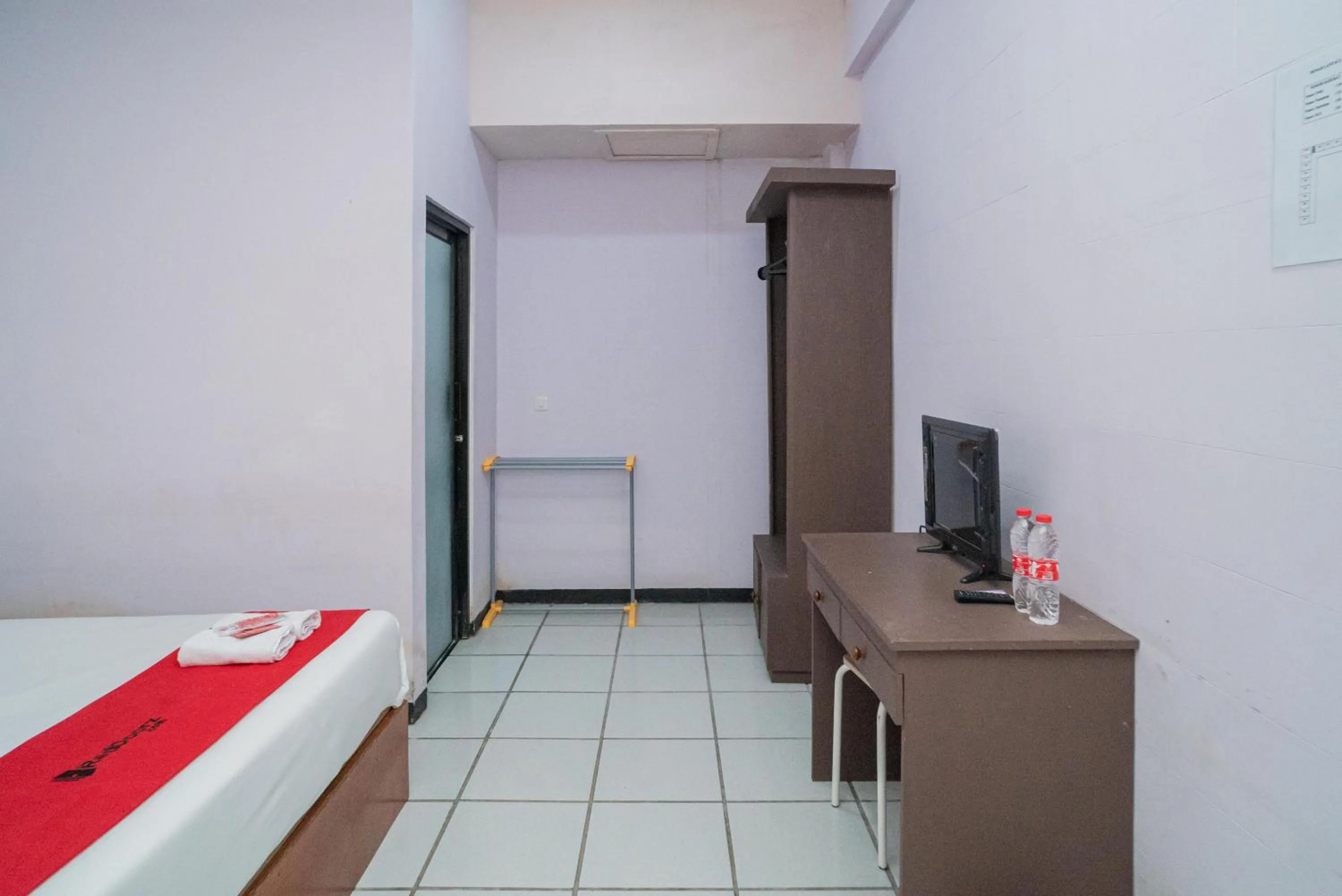 Bedroom, Bed in RedDoorz Plus Syariah At Lotus Hotel Bojonegoro